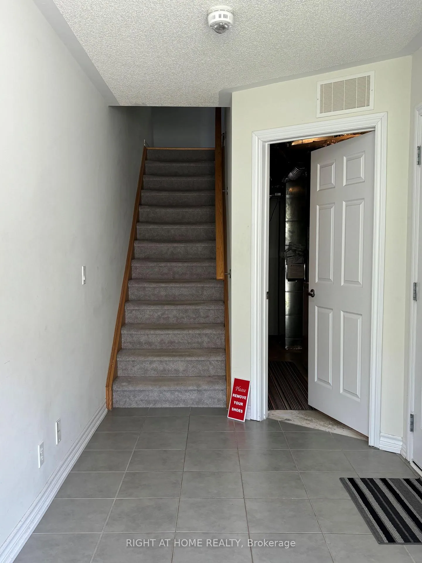 Photo 3 of 24 Nearco Crescent, Oshawa, Windfields — HOMEH