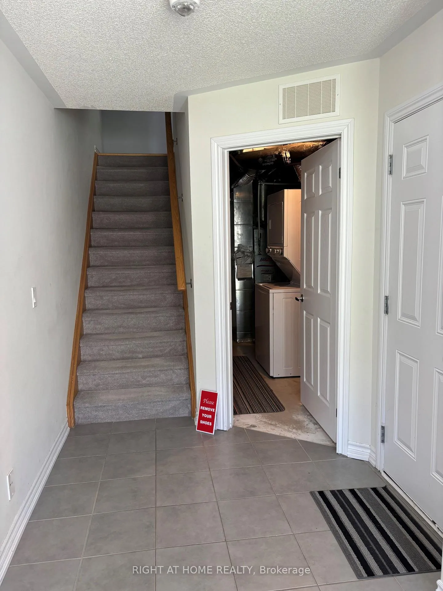 Photo 4 of 24 Nearco Crescent, Oshawa, Windfields — HOMEH
