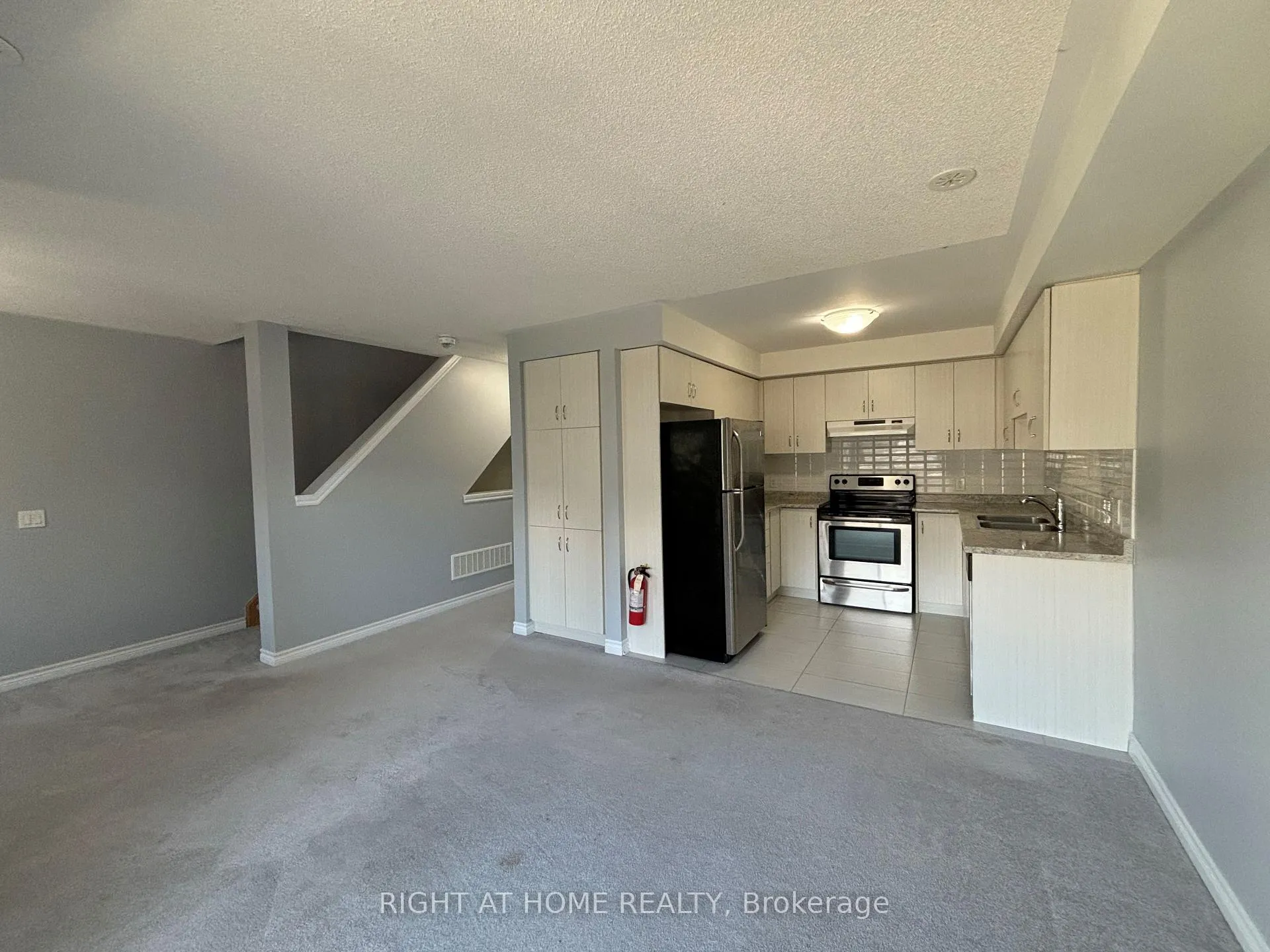Photo 6 of 24 Nearco Crescent, Oshawa, Windfields — HOMEH