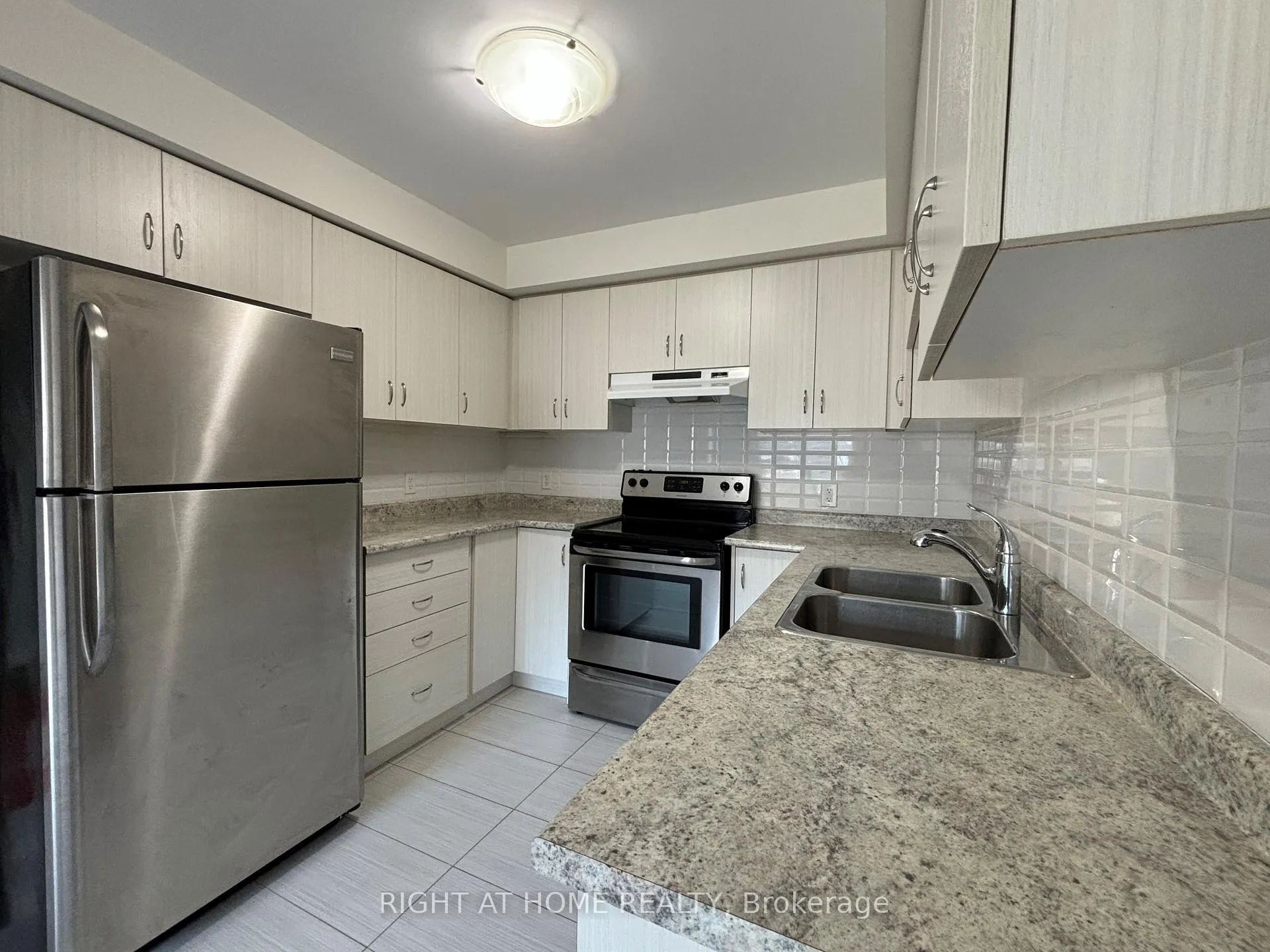 Photo 7 of 24 Nearco Crescent, Oshawa, Windfields — HOMEH
