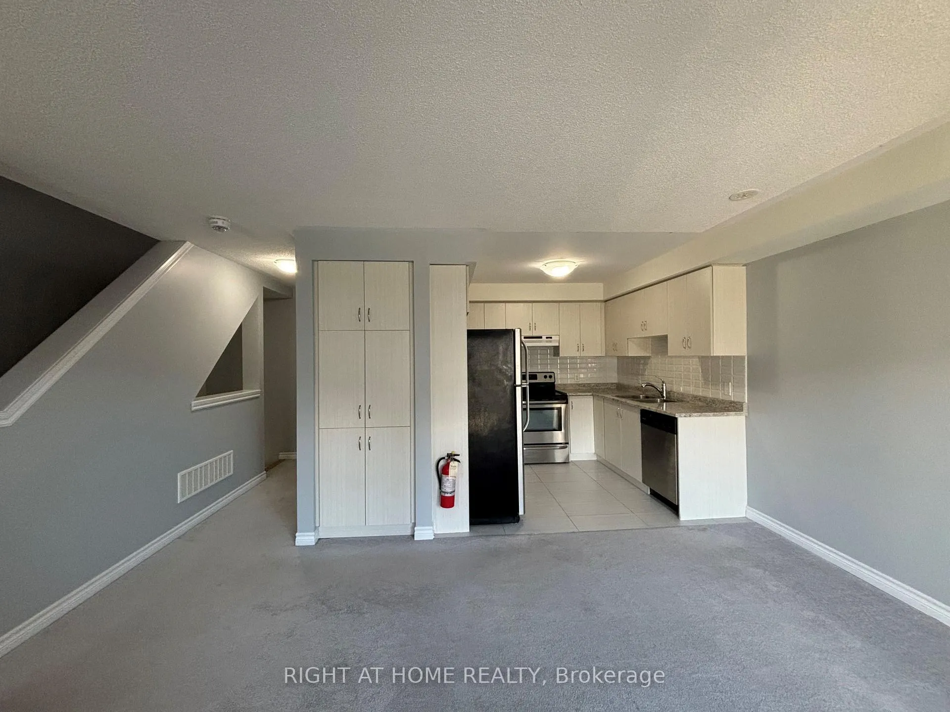 Photo 14 of 24 Nearco Crescent, Oshawa, Windfields — HOMEH