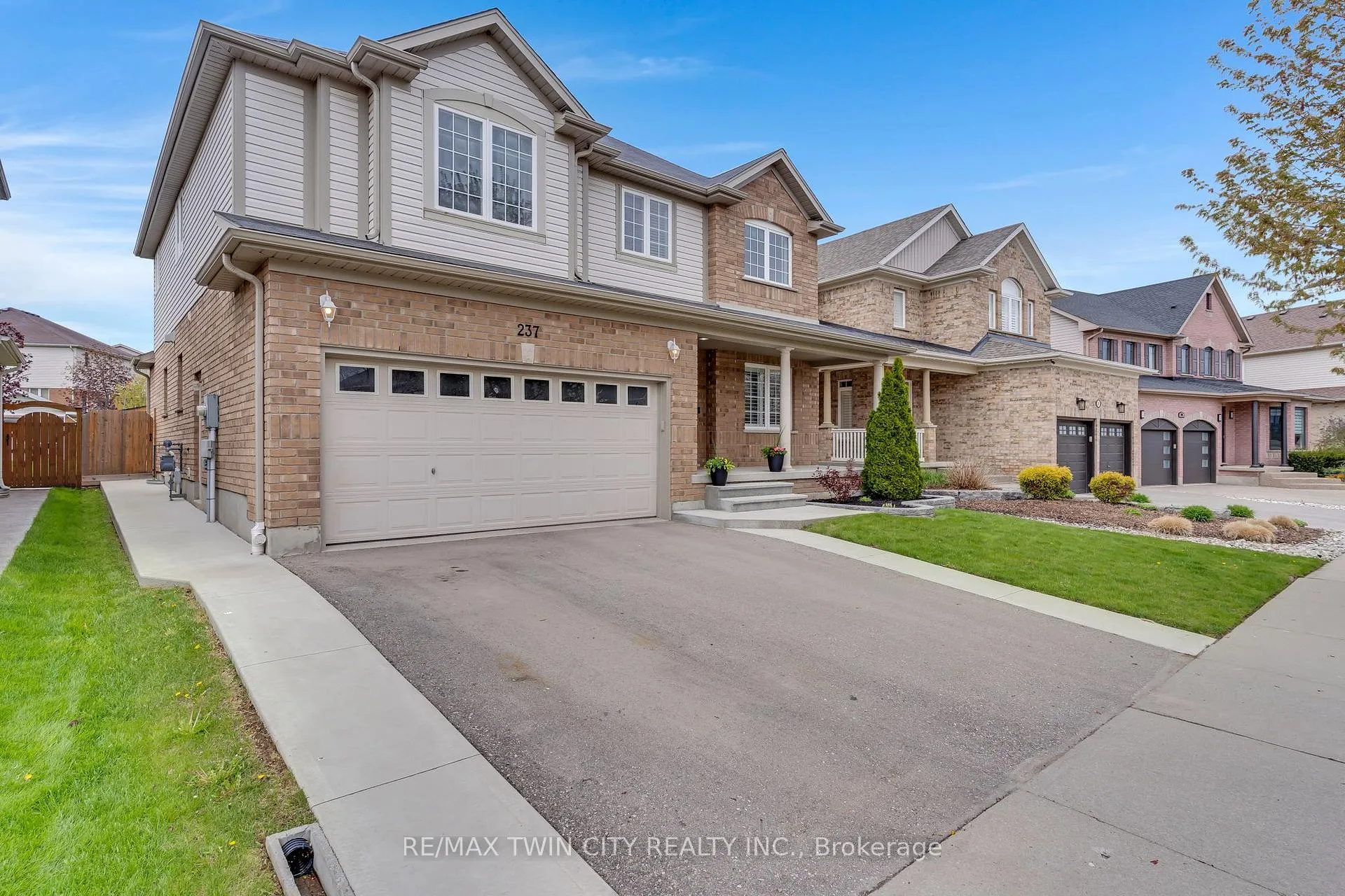 Photo 3 of 237 Waterbend Crescent, Kitchener — HOMEH