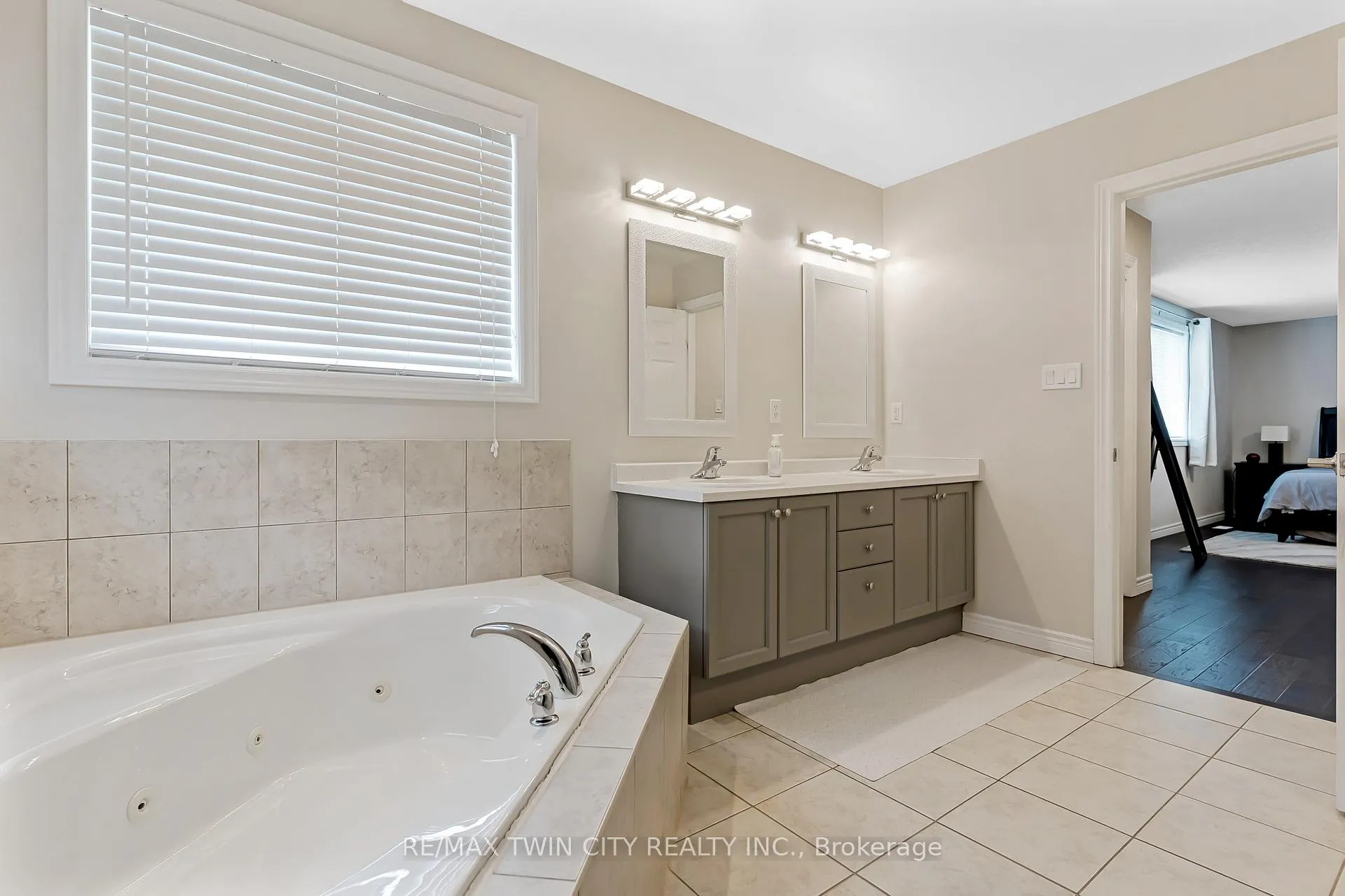 Photo 40 of 237 Waterbend Crescent, Kitchener — HOMEH