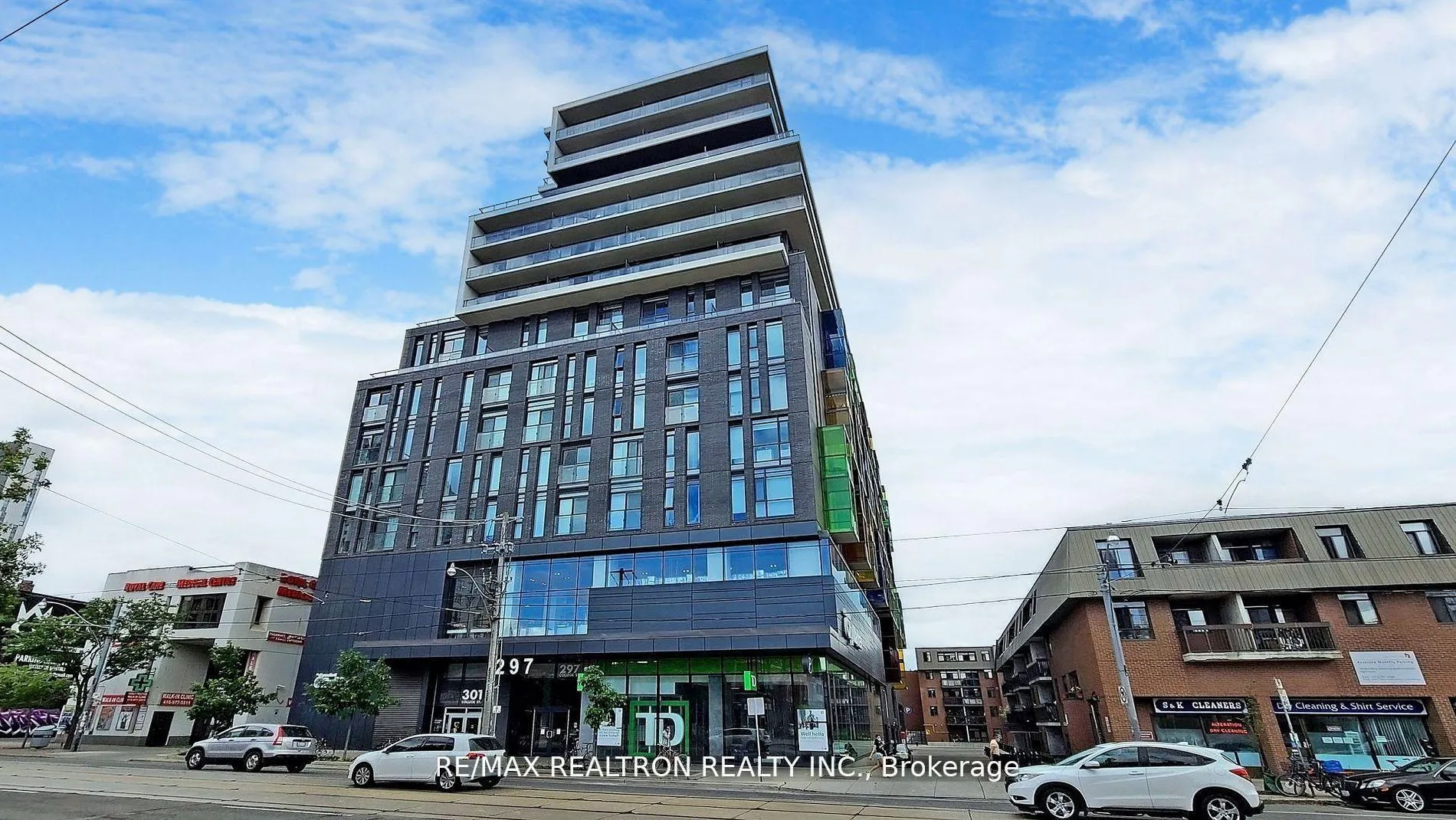 Front of Unit 917, 297 College Street