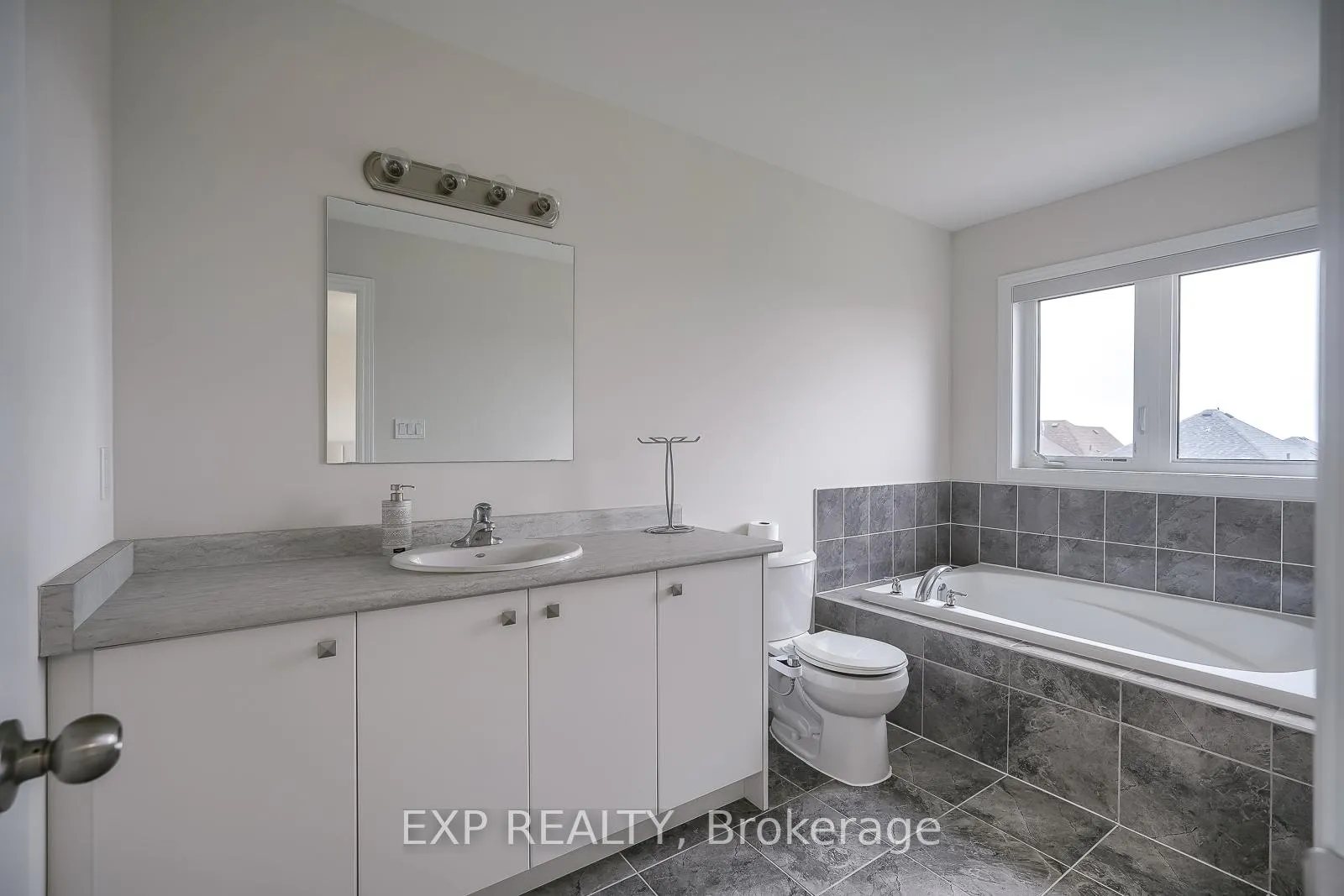 Photo 26 of 1020 Matthew Murray Crescent, Oshawa, Taunton — HOMEH