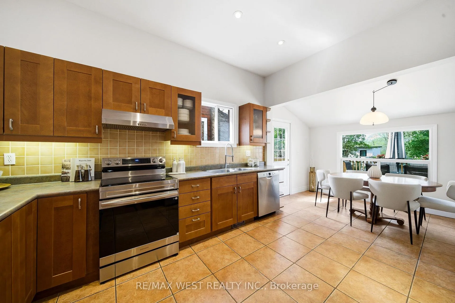 Photo 9 of 12 Kennedy Avenue, Toronto, High Park-Swansea — HOMEH