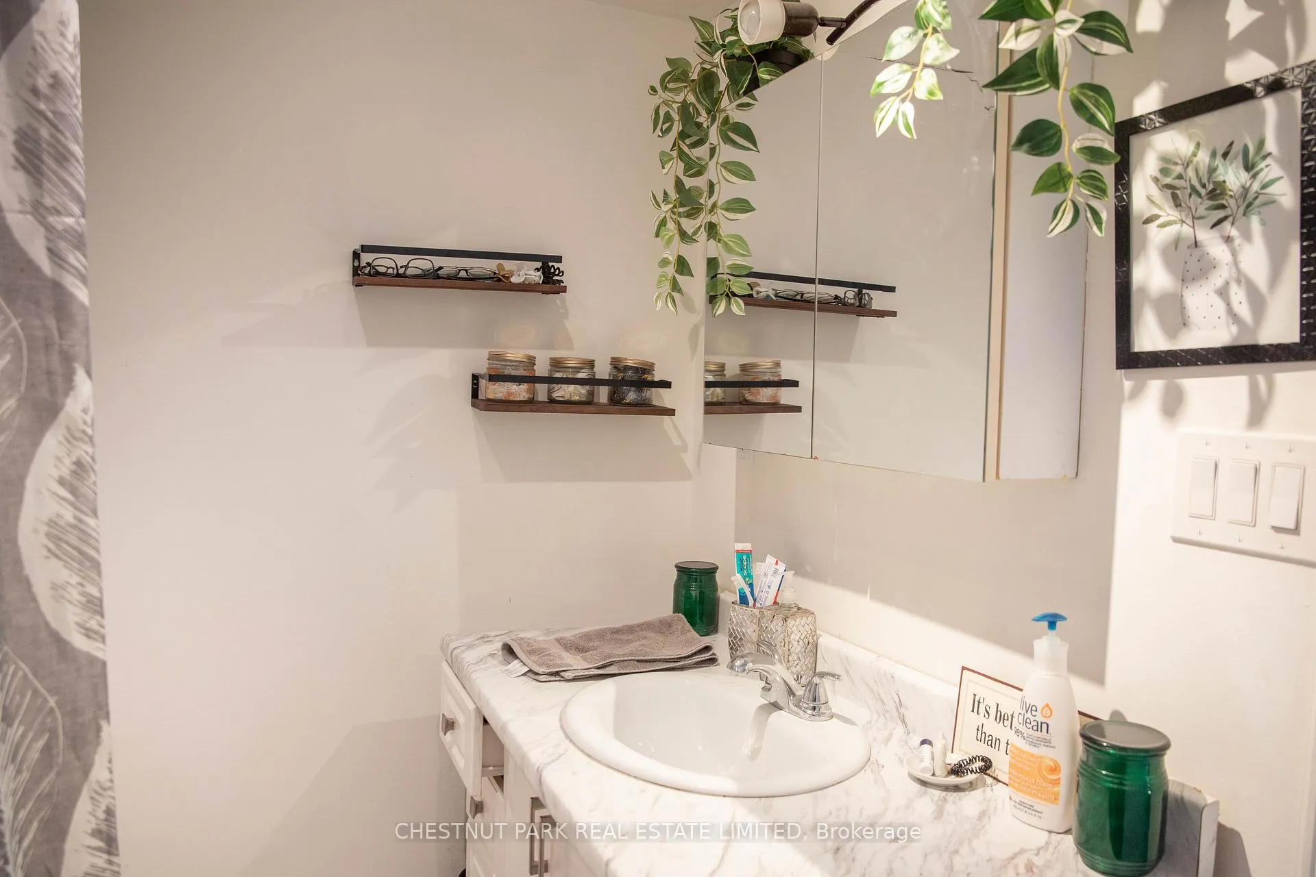 Photo 13 of Unit 1, 314 Main Street, King, Schomberg — HOMEH