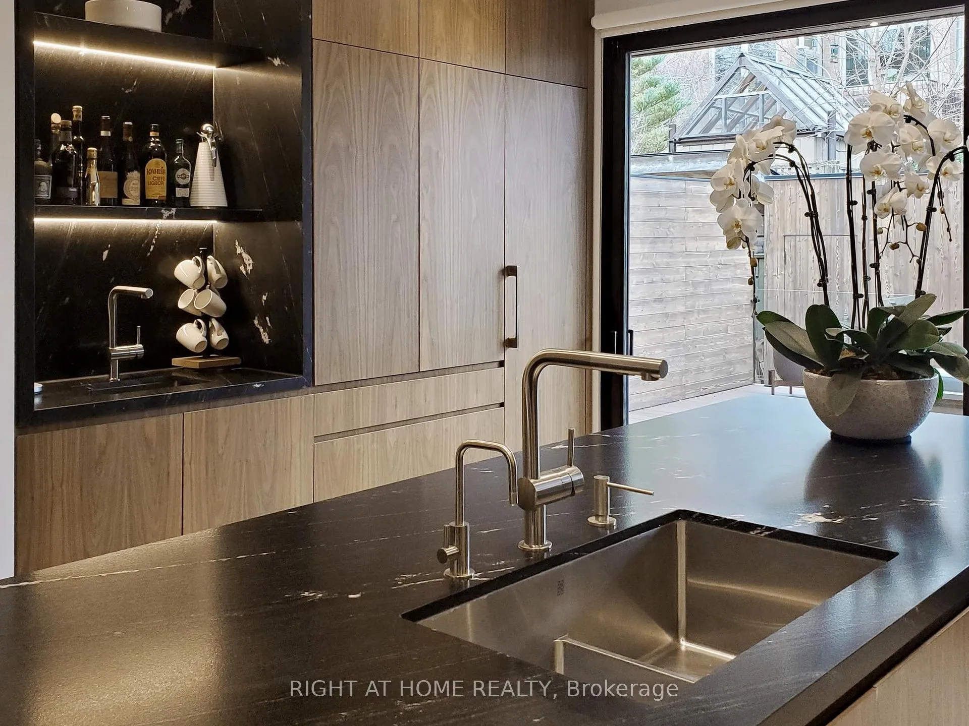 Photo 8 of 15 Durie Street E, Toronto, High Park-Swansea — HOMEH
