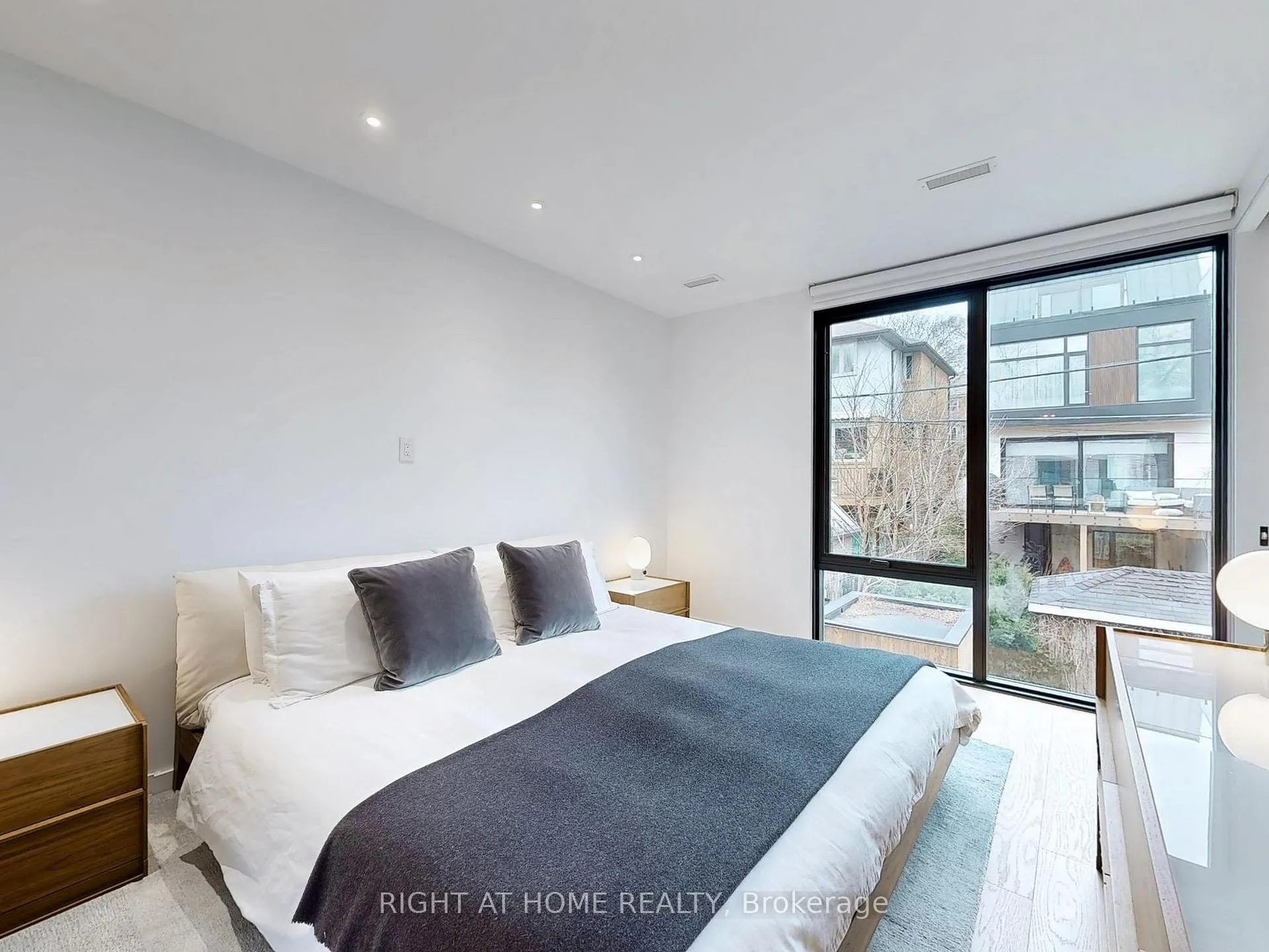 Photo 11 of 15 Durie Street E, Toronto, High Park-Swansea — HOMEH