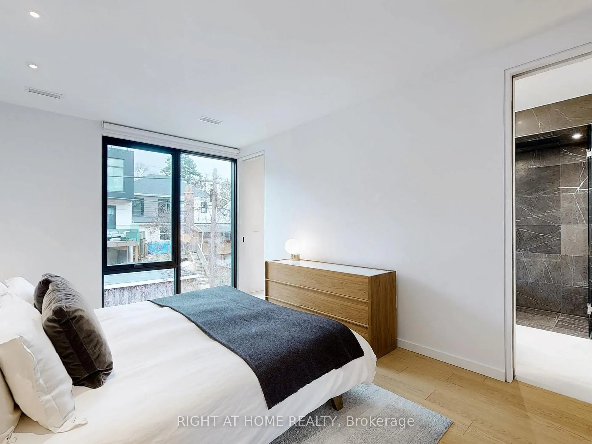 Photo 12 of 15 Durie Street E, Toronto, High Park-Swansea — HOMEH