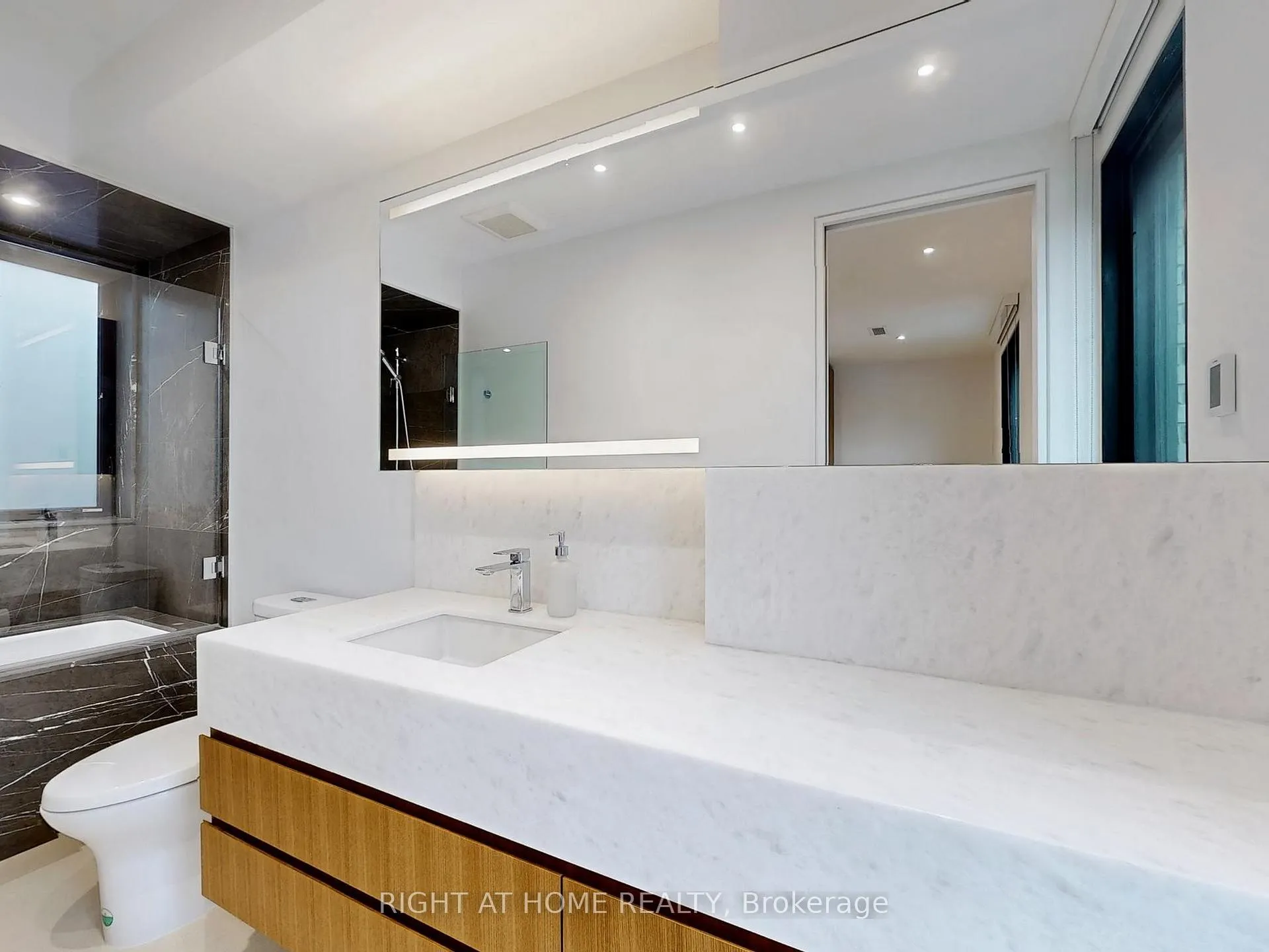 Photo 19 of 15 Durie Street E, Toronto, High Park-Swansea — HOMEH