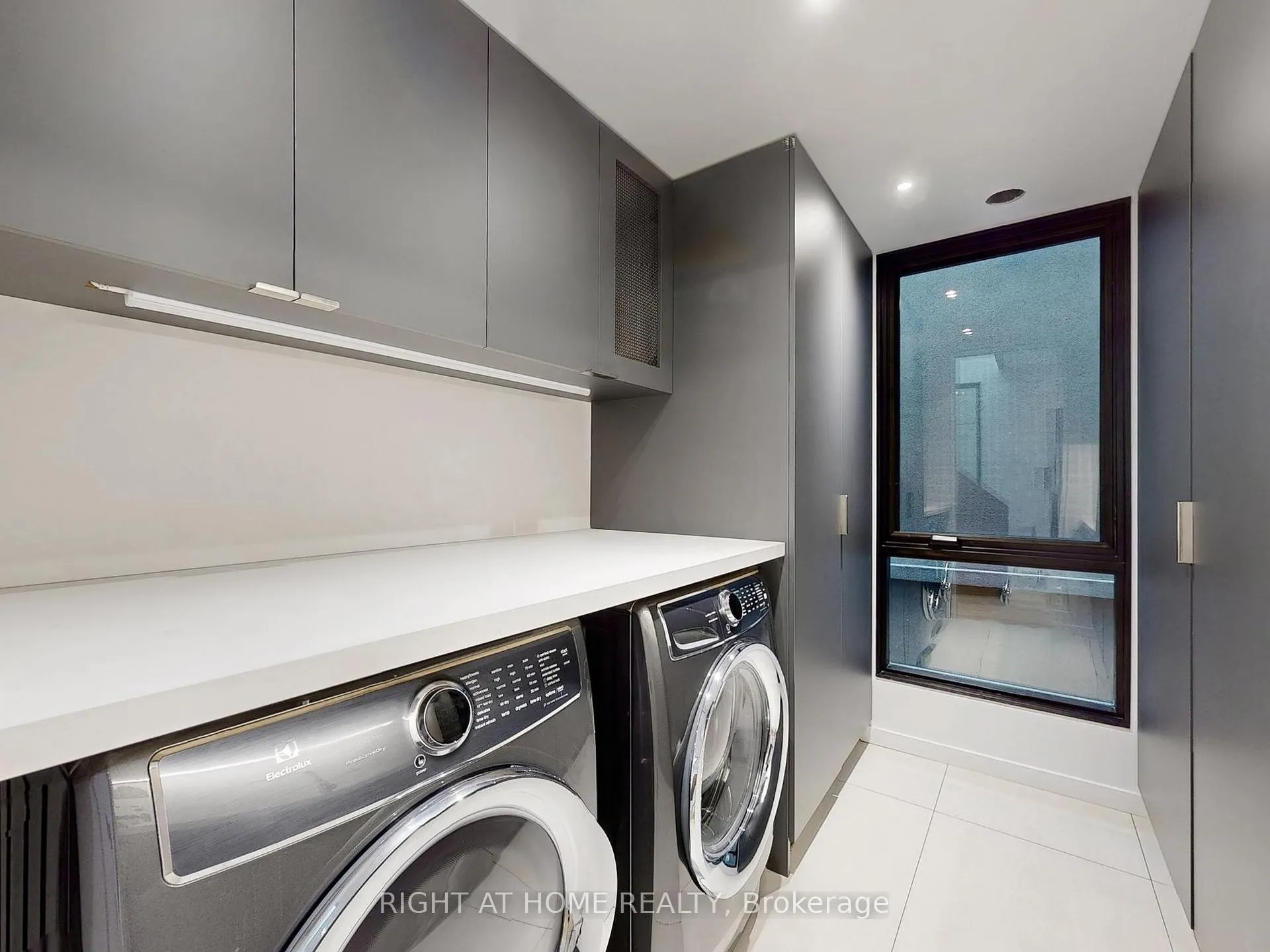 Photo 21 of 15 Durie Street E, Toronto, High Park-Swansea — HOMEH