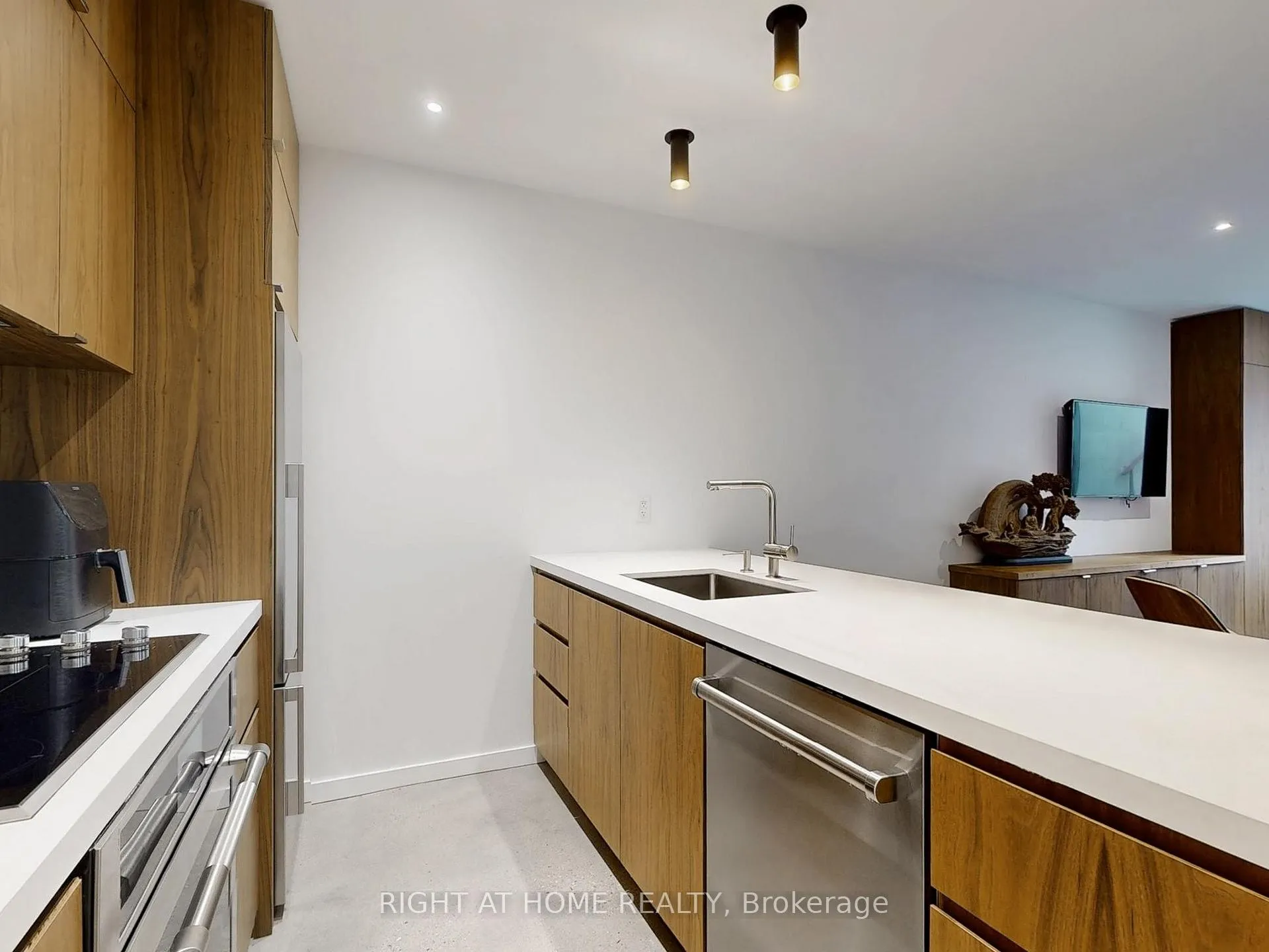 Photo 35 of 15 Durie Street E, Toronto, High Park-Swansea — HOMEH
