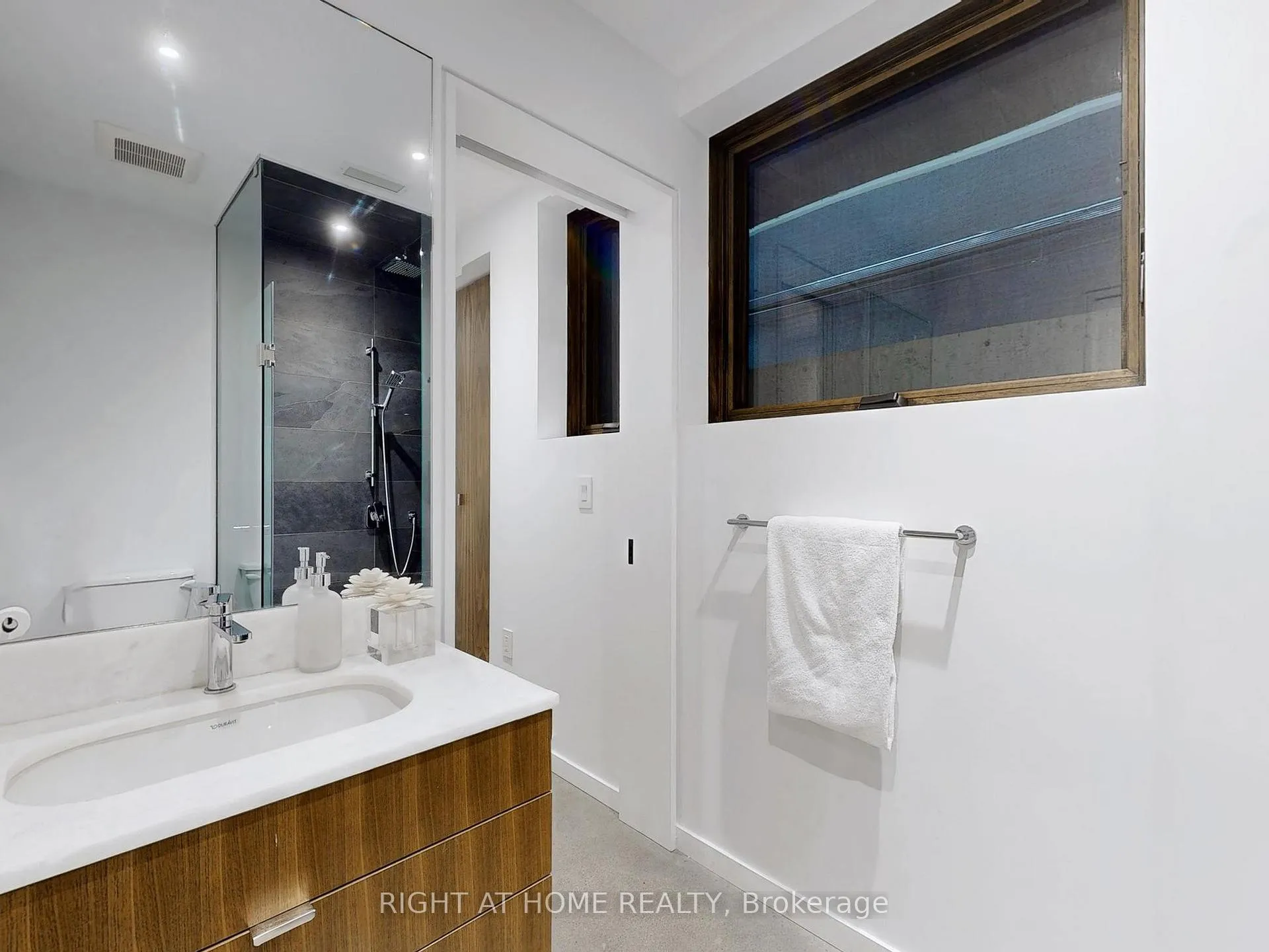 Photo 37 of 15 Durie Street E, Toronto, High Park-Swansea — HOMEH