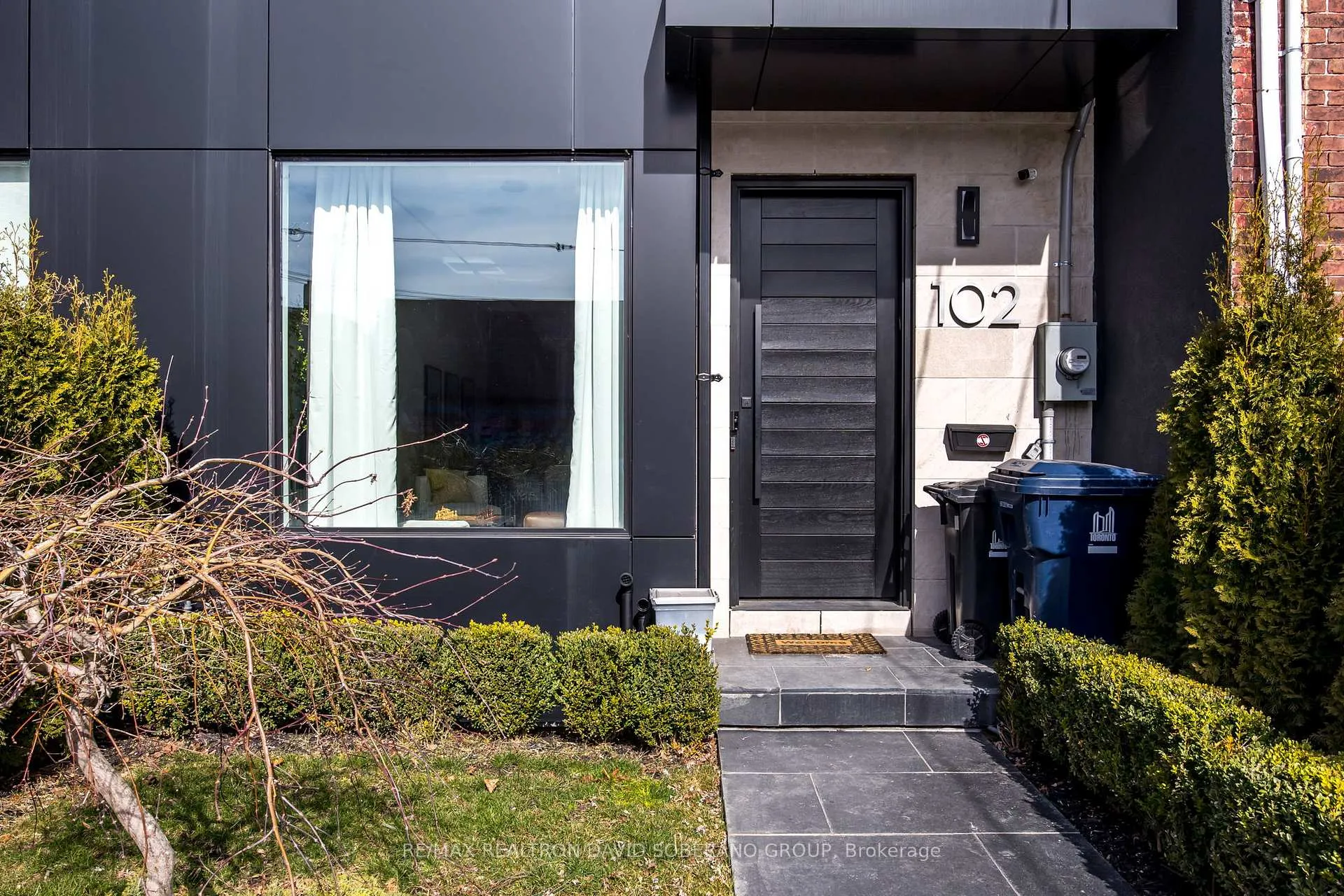 Photo 4 of 102 Ulster Street, Toronto, University — HOMEH