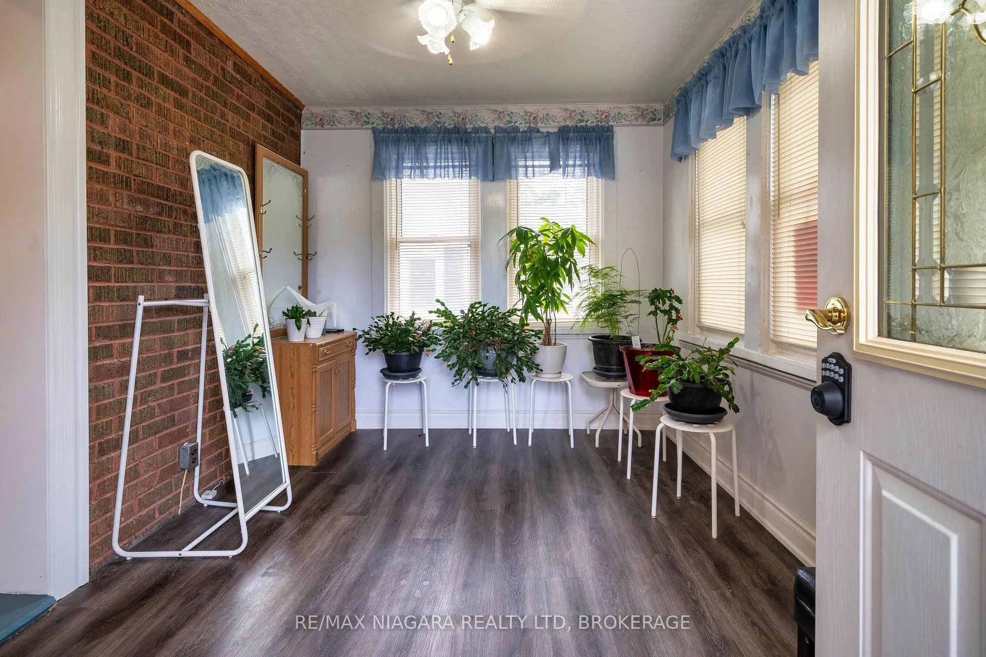 Photo 4 of 6238 Pine Grove Avenue, Niagara Falls, Dorchester — HOMEH