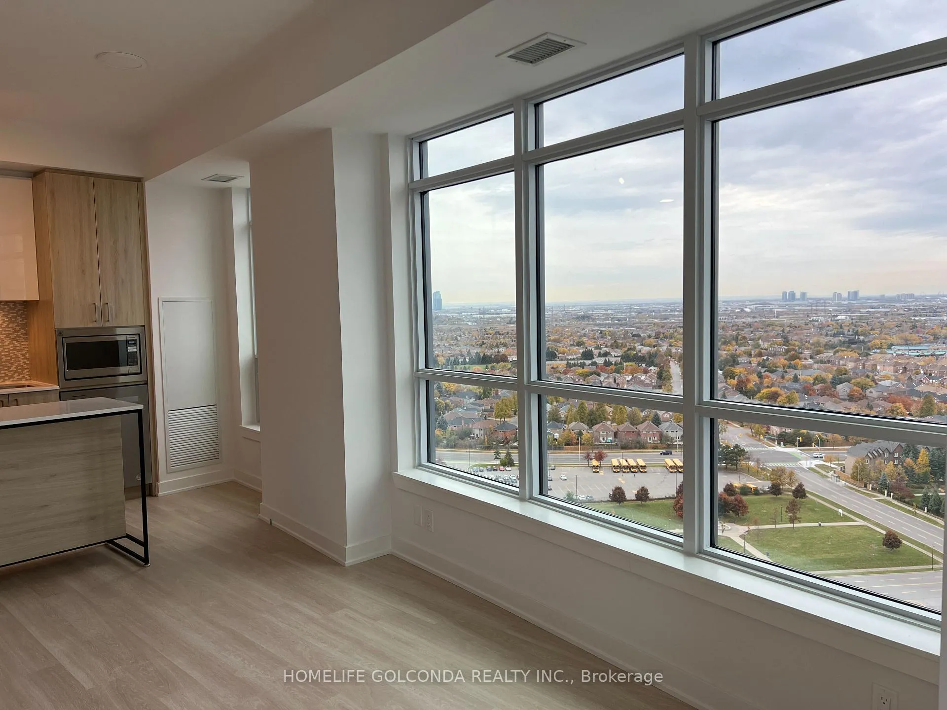Photo 5 of Unit 2207, 30 Upper Mall Way W, Vaughan, Brownridge — HOMEH