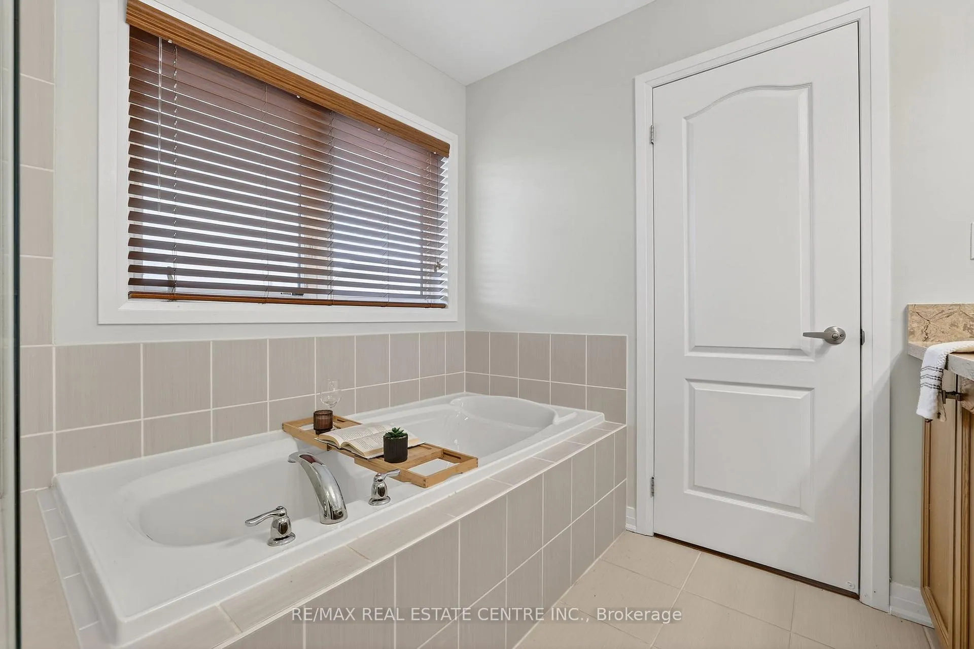 Photo 23 of 10 Porter Drive, Orangeville — HOMEH
