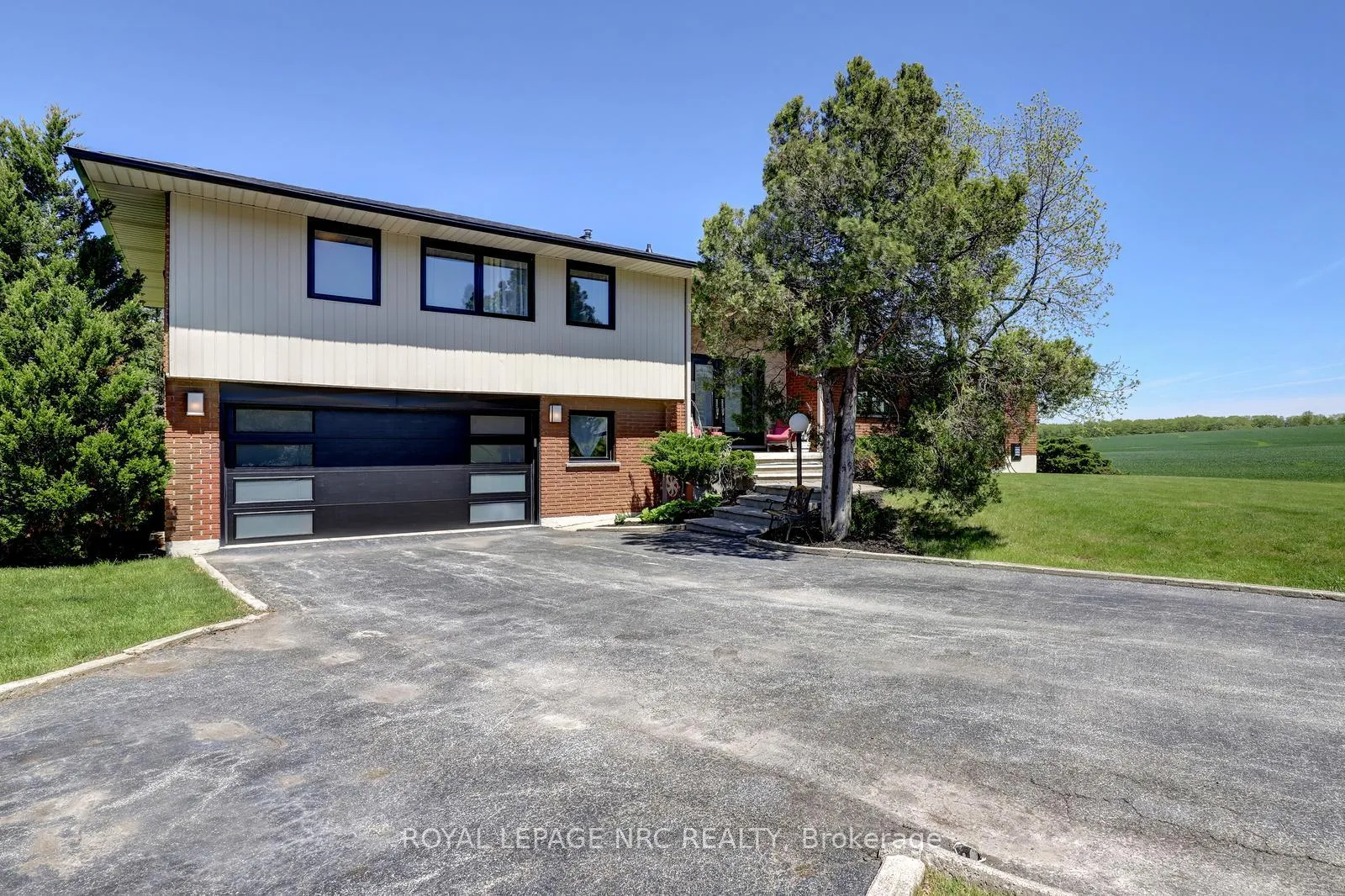 Photo 3 of 44 Fifty Road, Hamilton, Rural Stoney Creek — HOMEH
