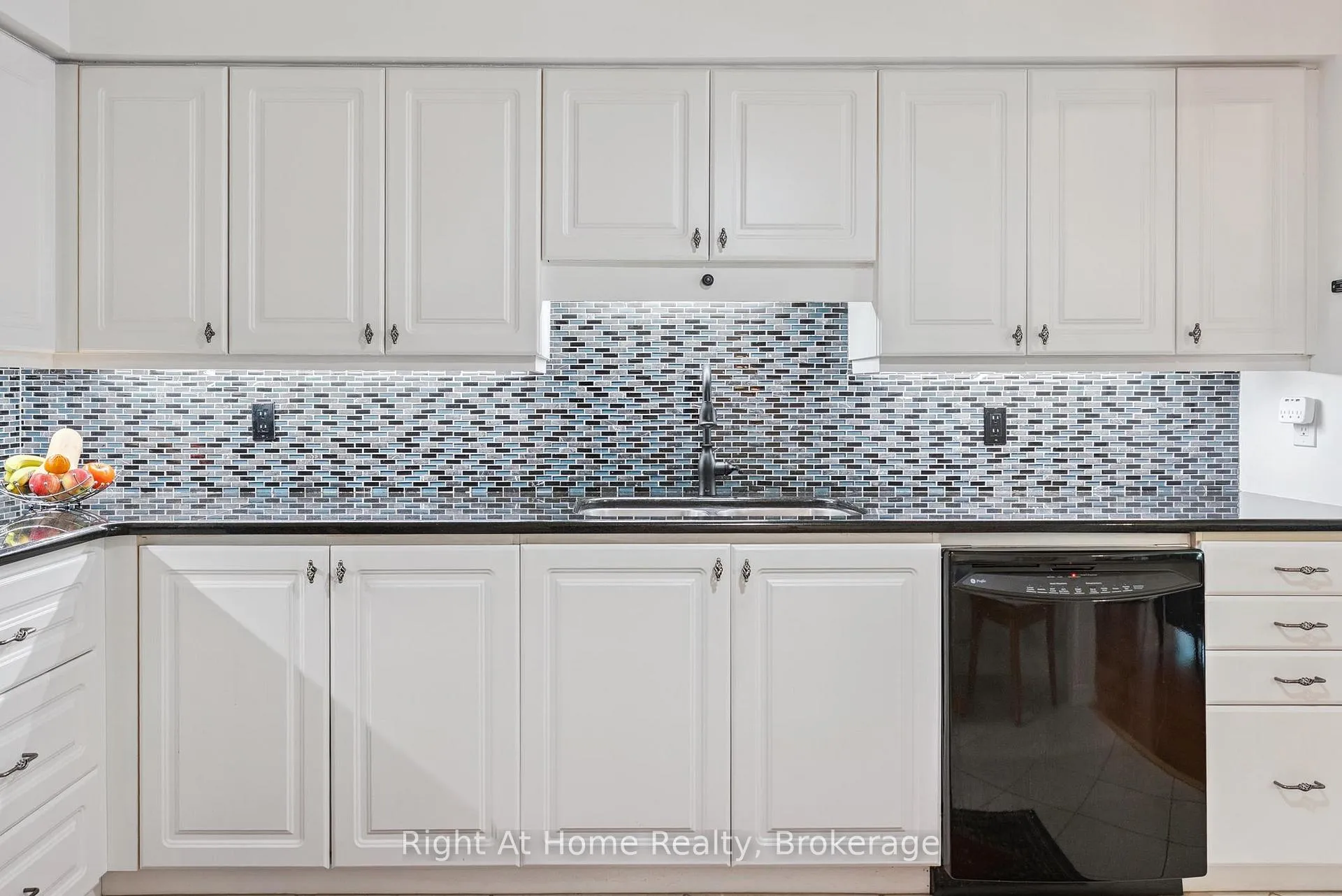 Photo 10 of Unit 122B, 1099 Clonsilla Avenue, Peterborough, Otonabee Ward 1 — HOMEH