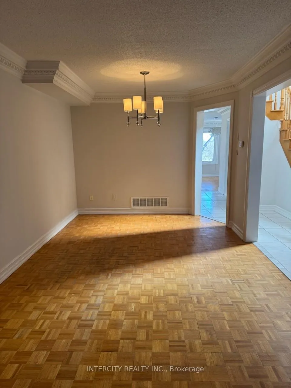 Photo 6 of Unit UPPER, 43 Parkfield Court, Vaughan, West Woodbridge — HOMEH