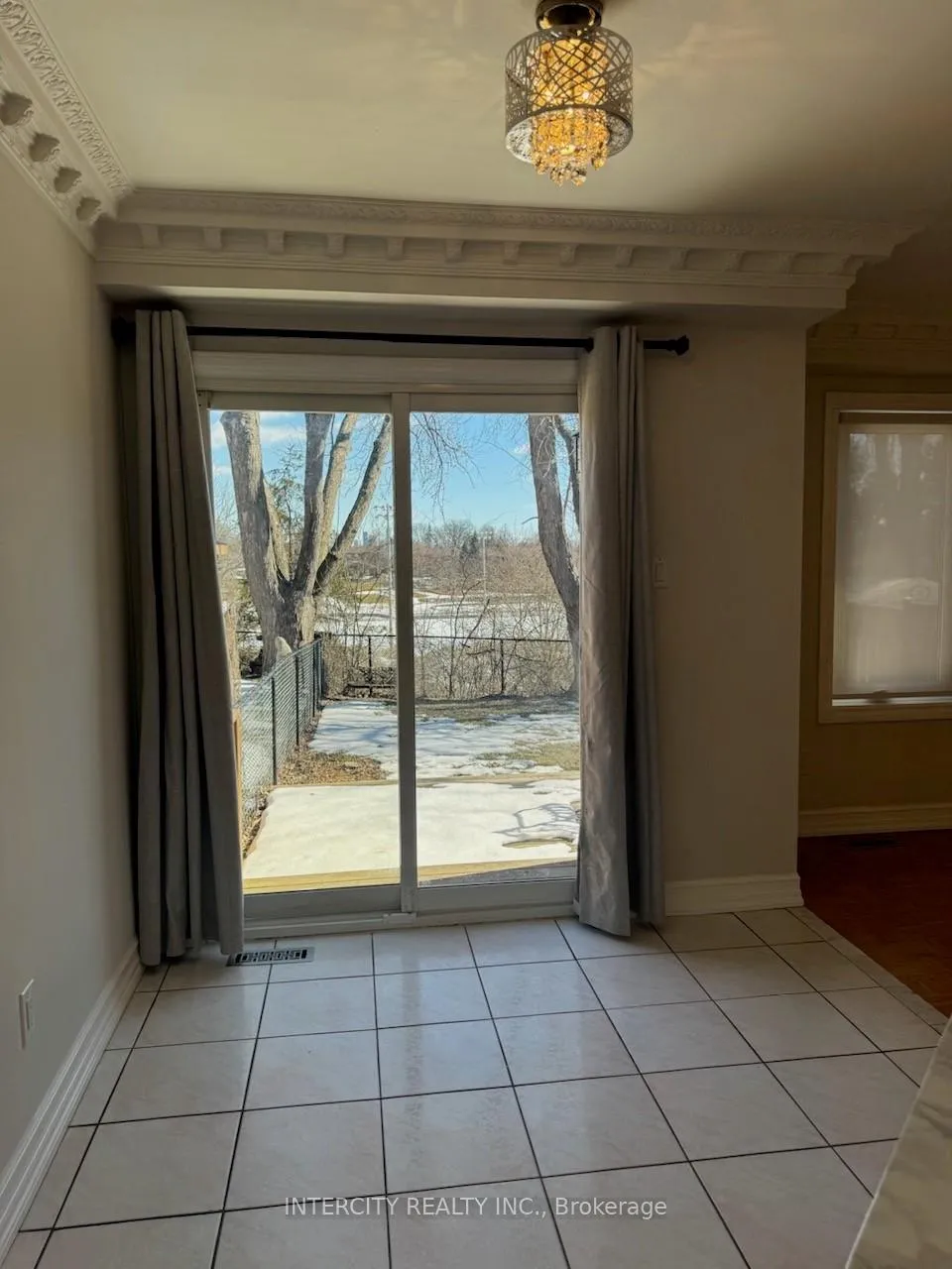 Photo 8 of Unit UPPER, 43 Parkfield Court, Vaughan, West Woodbridge — HOMEH