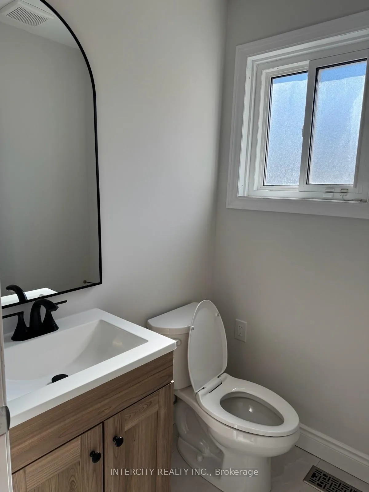 Photo 9 of Unit UPPER, 43 Parkfield Court, Vaughan, West Woodbridge — HOMEH