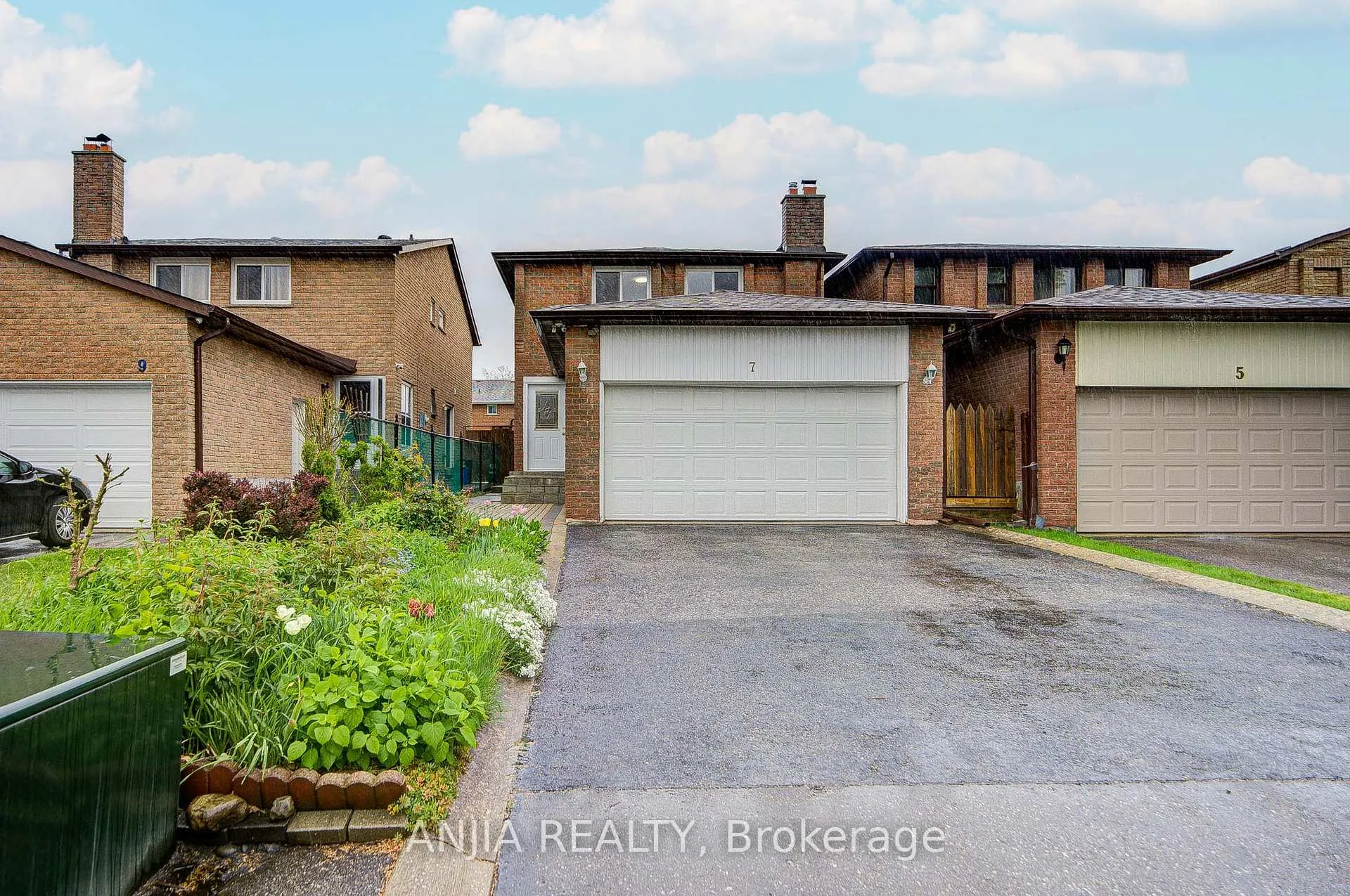 Photo 2 of 7 Downside Road, Markham, Milliken Mills West — HOMEH