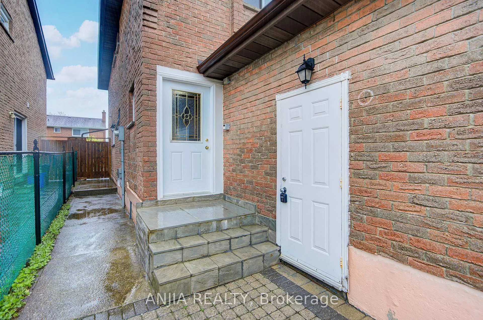 Photo 4 of 7 Downside Road, Markham, Milliken Mills West — HOMEH