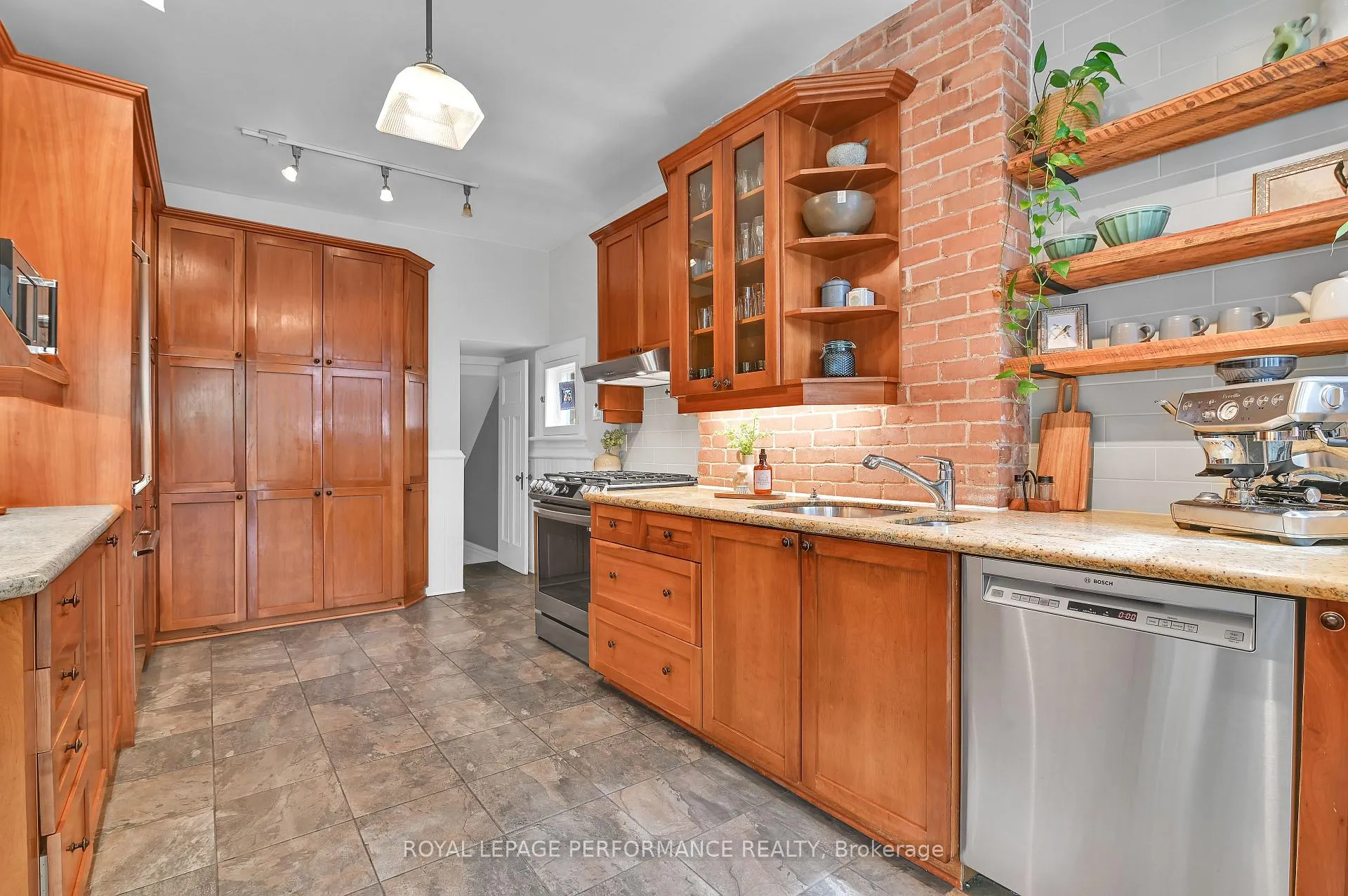 Photo 8 of 16 Ossington Avenue, Ottawa, Old Ottawa South — HOMEH