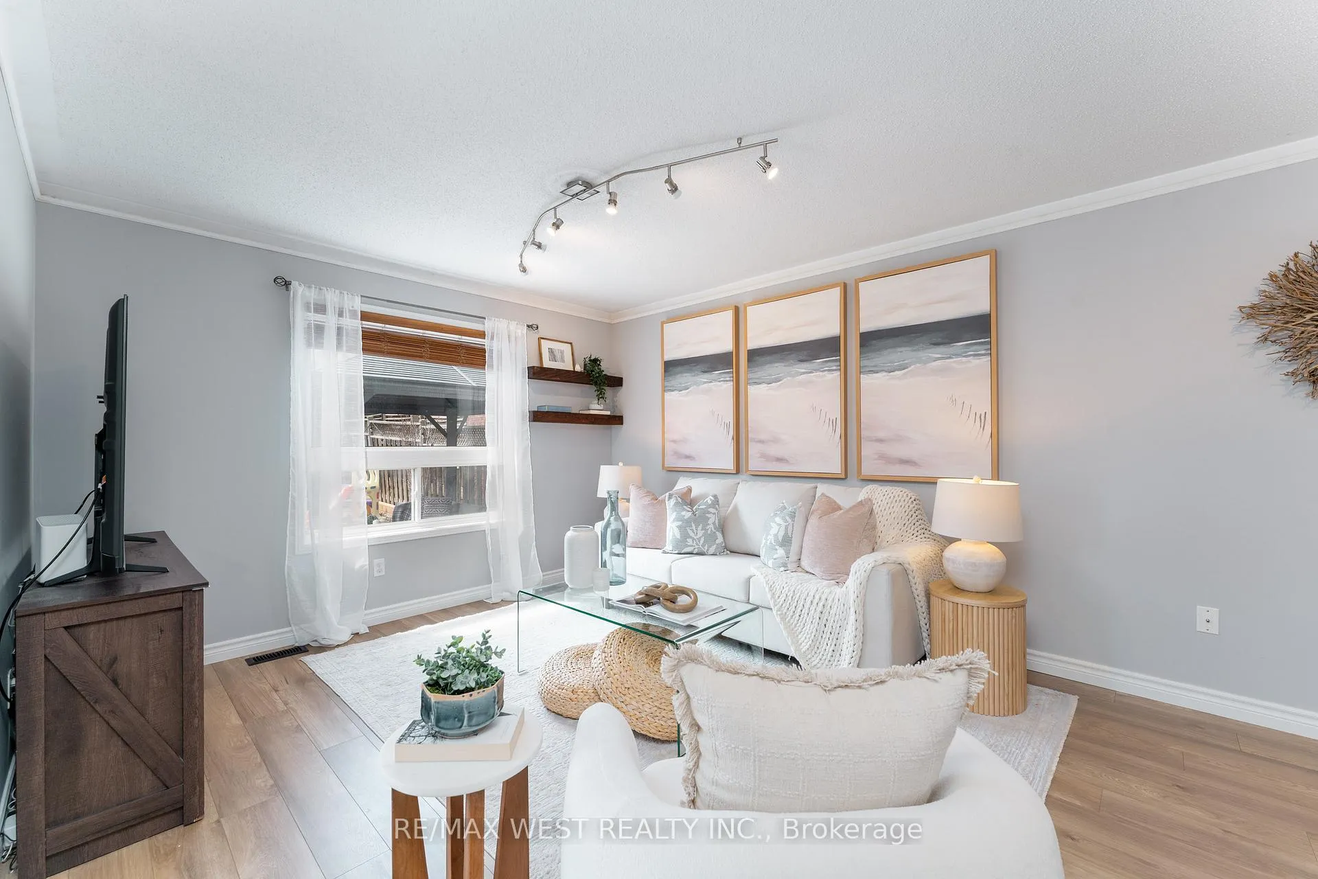Photo 10 of 72 Bannister Street, Clarington, Bowmanville — HOMEH