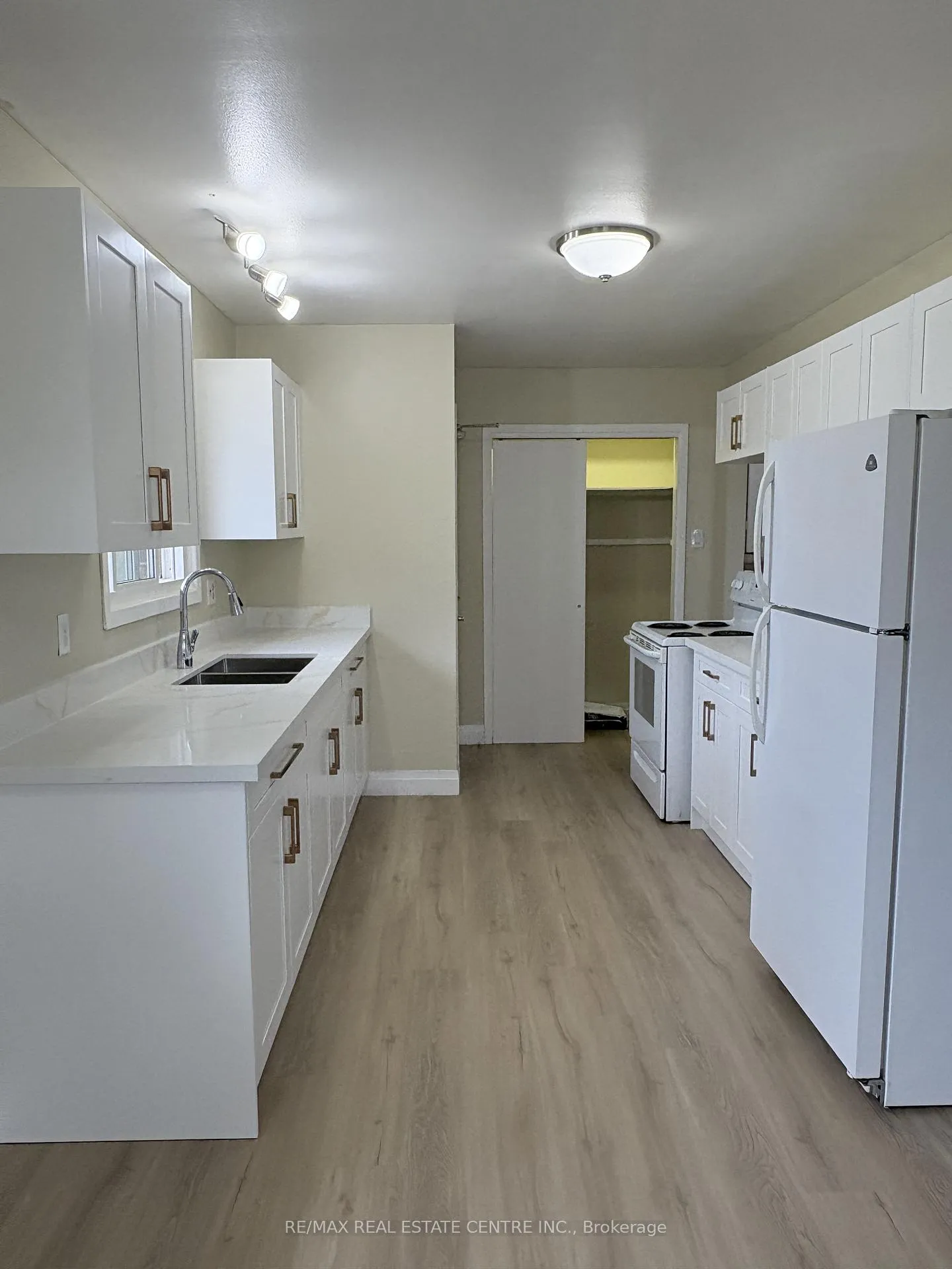 Photo 7 of Unit 1, 103 Sixth Street, Midland — HOMEH