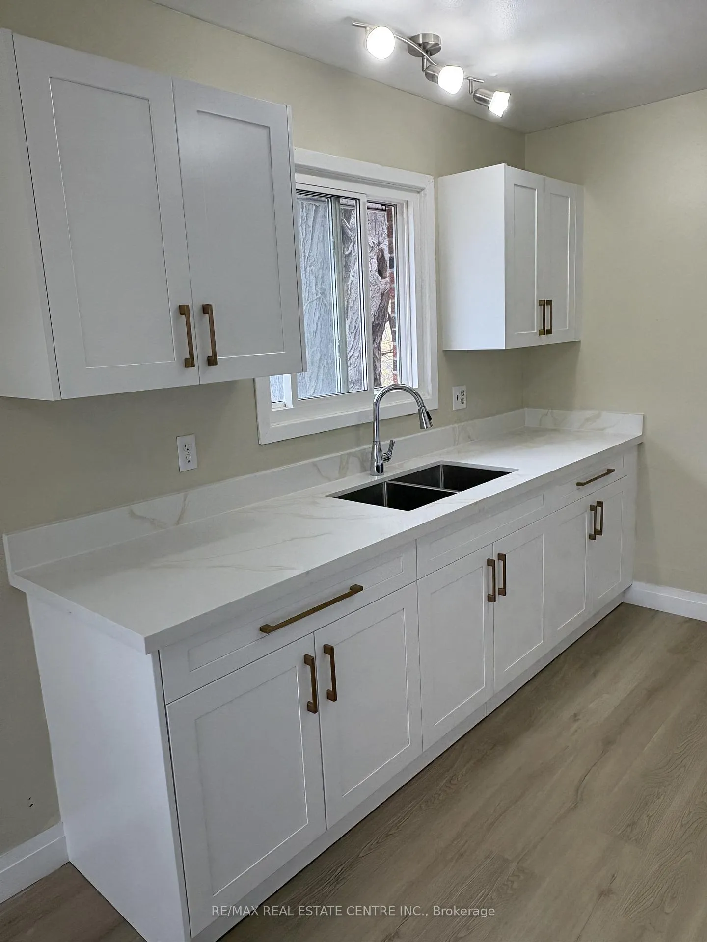 Photo 8 of Unit 1, 103 Sixth Street, Midland — HOMEH