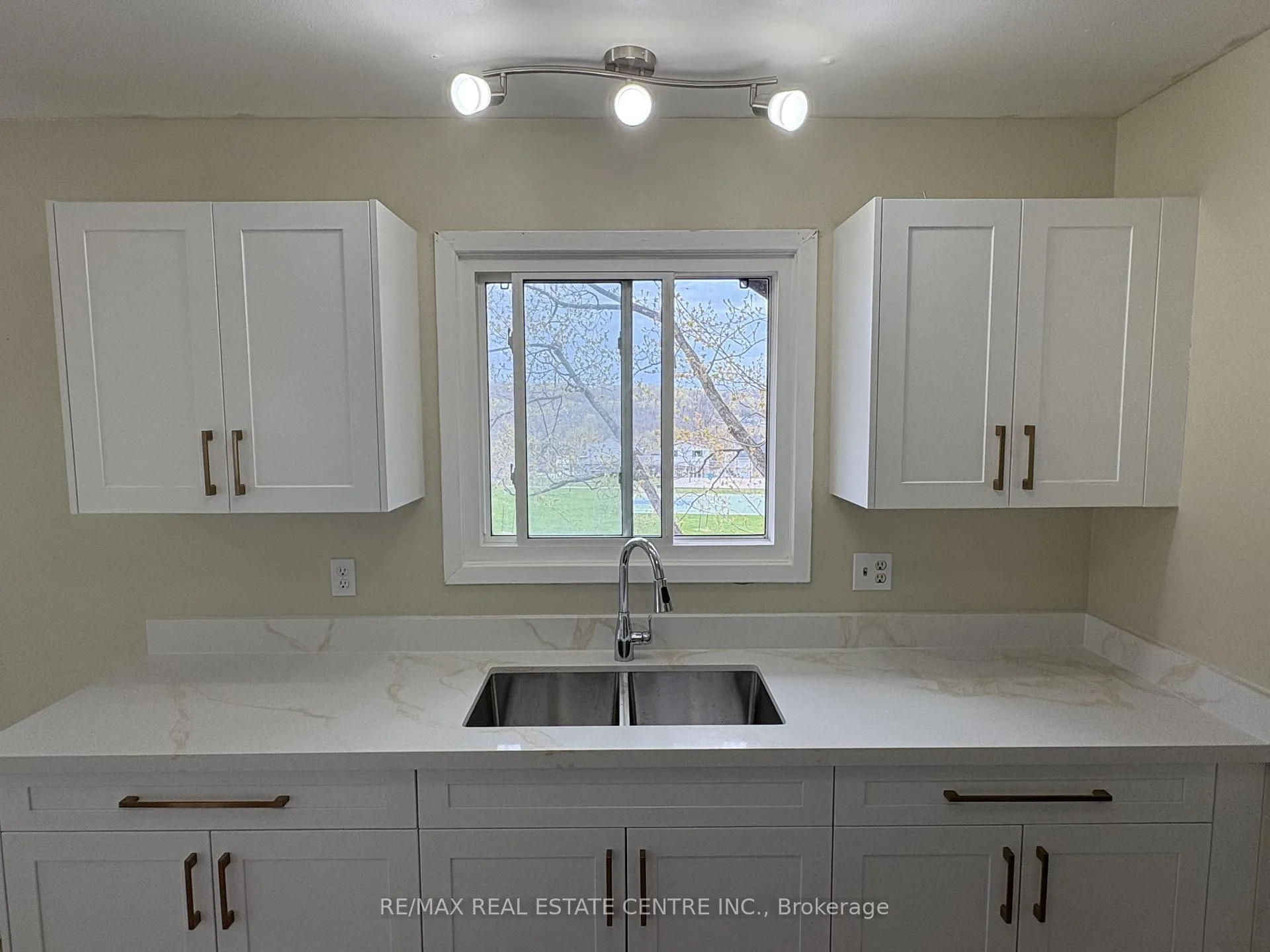 Photo 9 of Unit 1, 103 Sixth Street, Midland — HOMEH