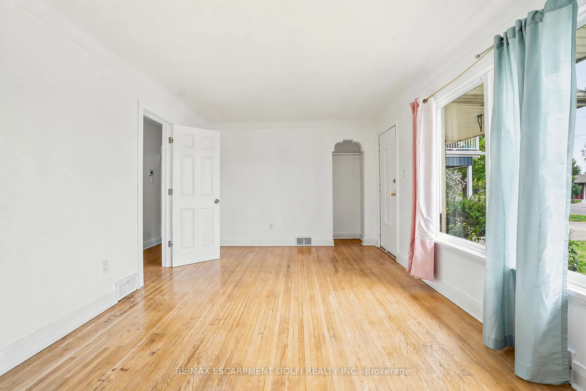 Photo 5 of 602 Geneva Street, St. Catharines, Vine/Linwell — HOMEH