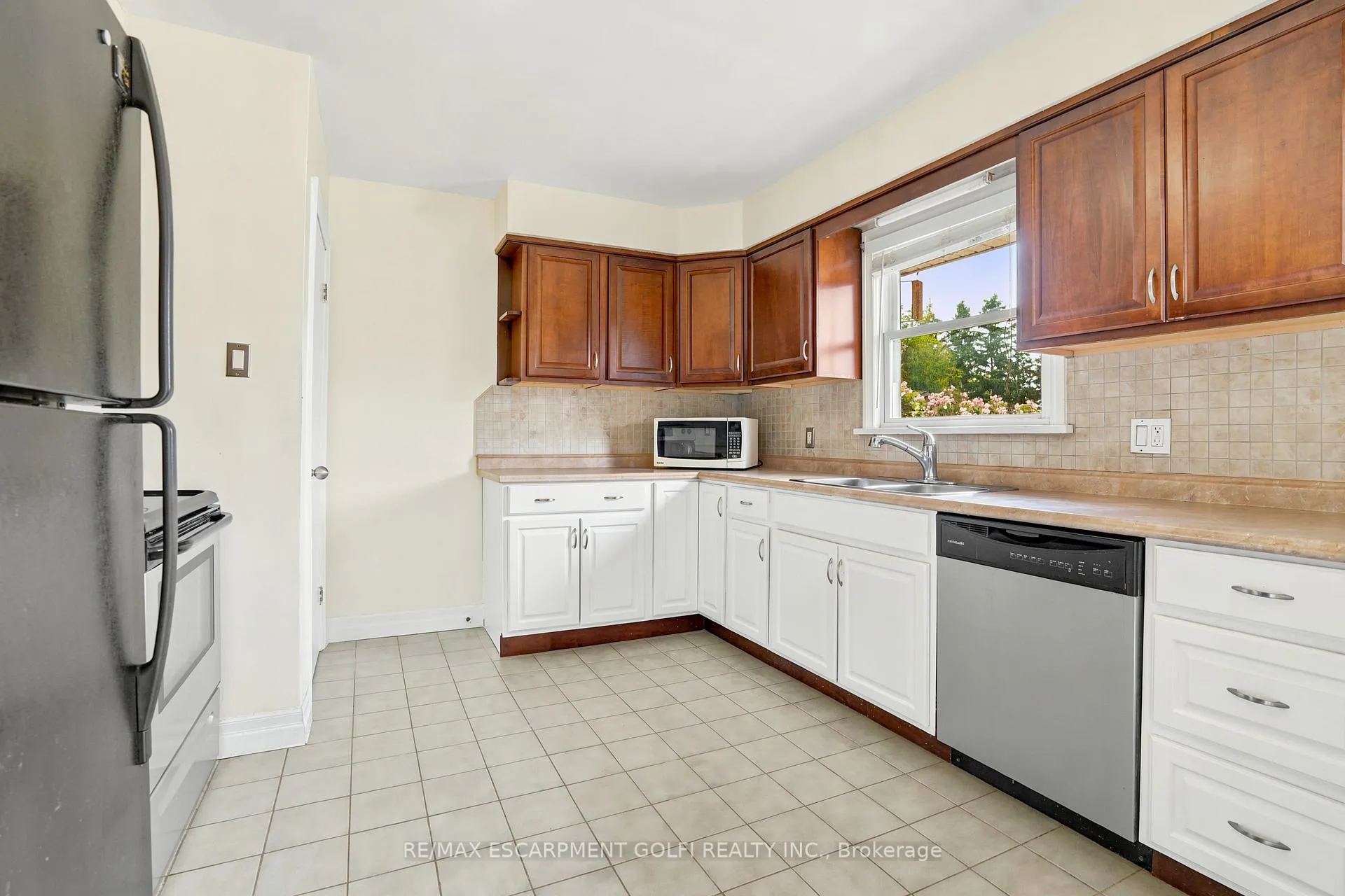 Photo 9 of 602 Geneva Street, St. Catharines, Vine/Linwell — HOMEH