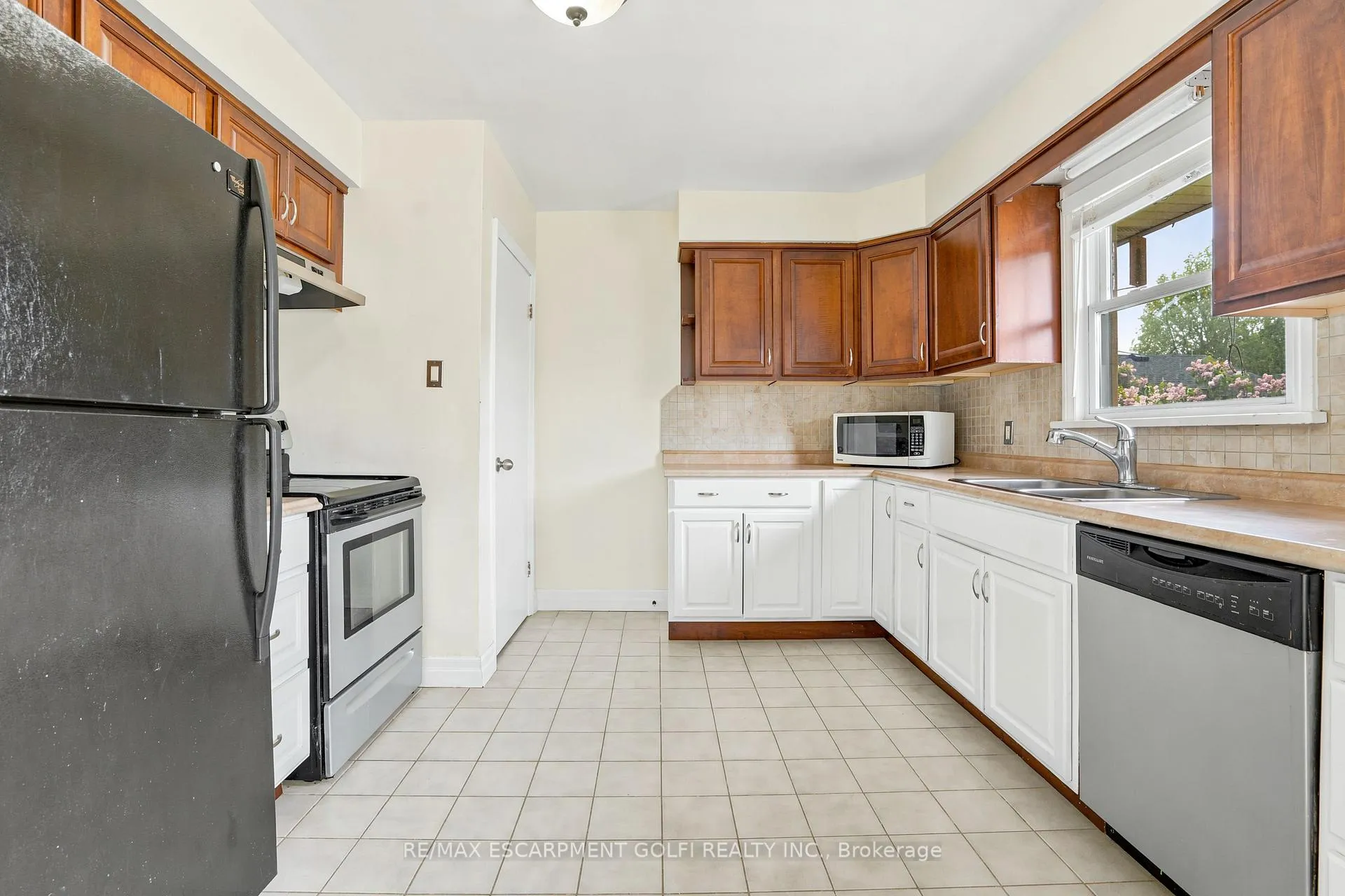 Photo 10 of 602 Geneva Street, St. Catharines, Vine/Linwell — HOMEH