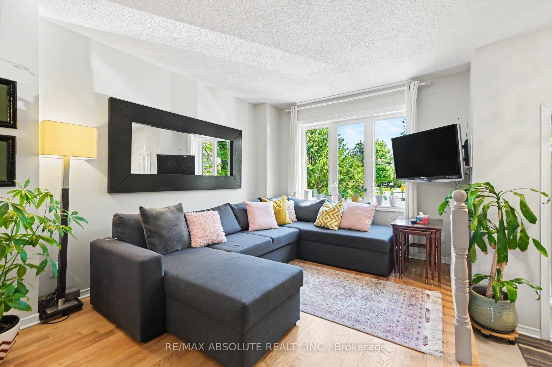 Photo 3 of 700 Tweesdmuir Avenue, Ottawa, Westboro/Hampton Park — HOMEH