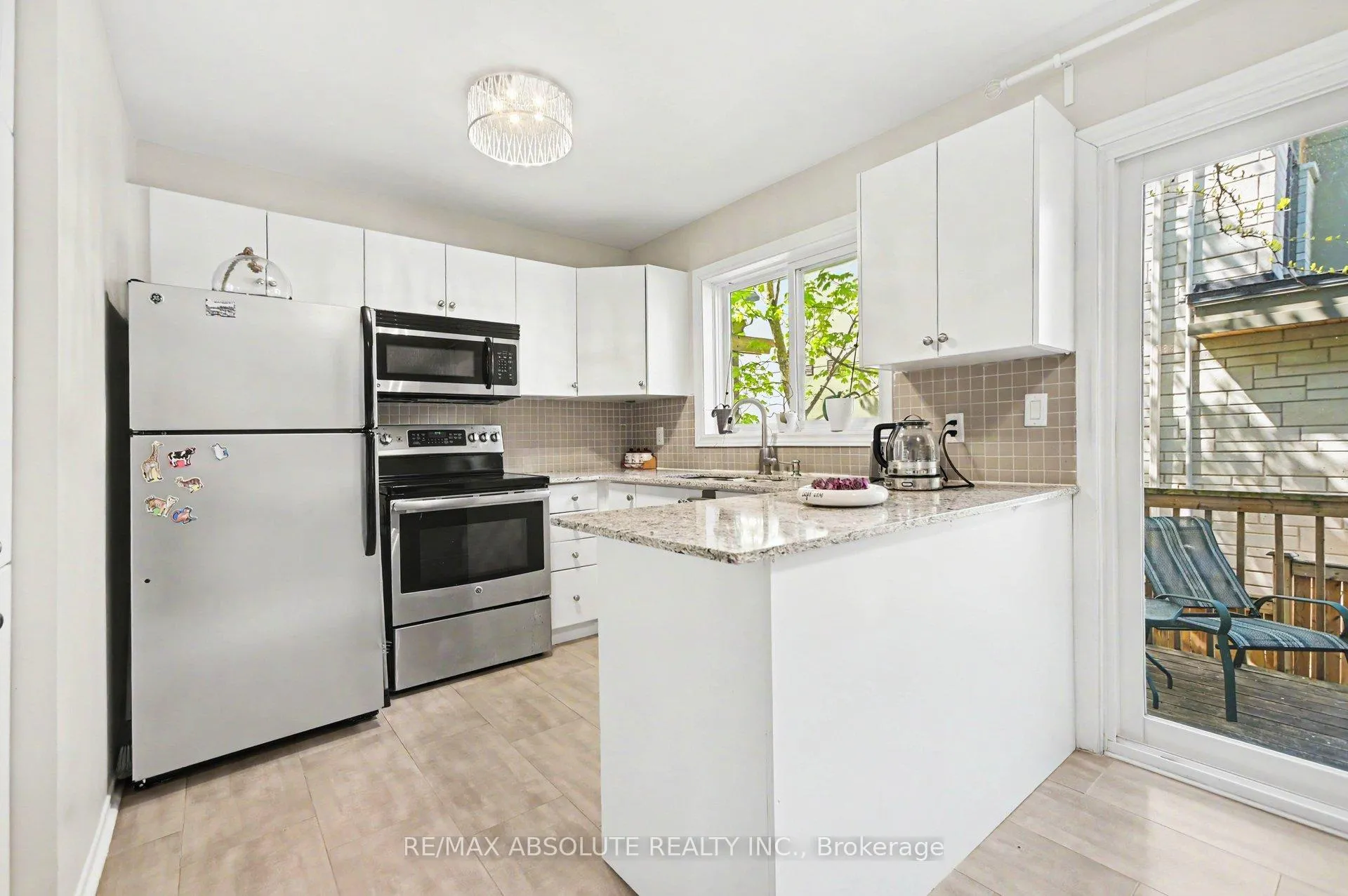 Photo 6 of 700 Tweesdmuir Avenue, Ottawa, Westboro/Hampton Park — HOMEH