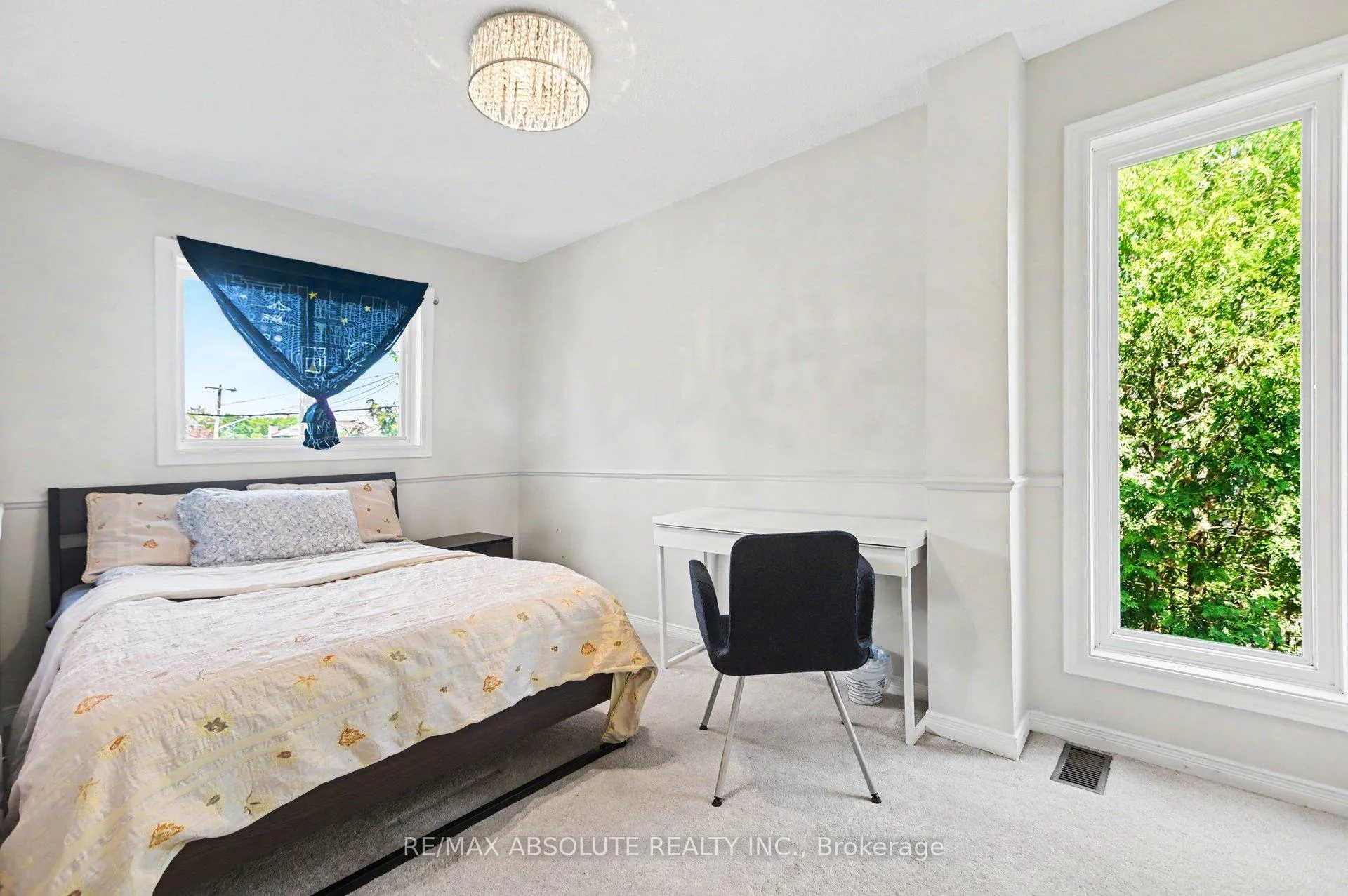 Photo 13 of 700 Tweesdmuir Avenue, Ottawa, Westboro/Hampton Park — HOMEH