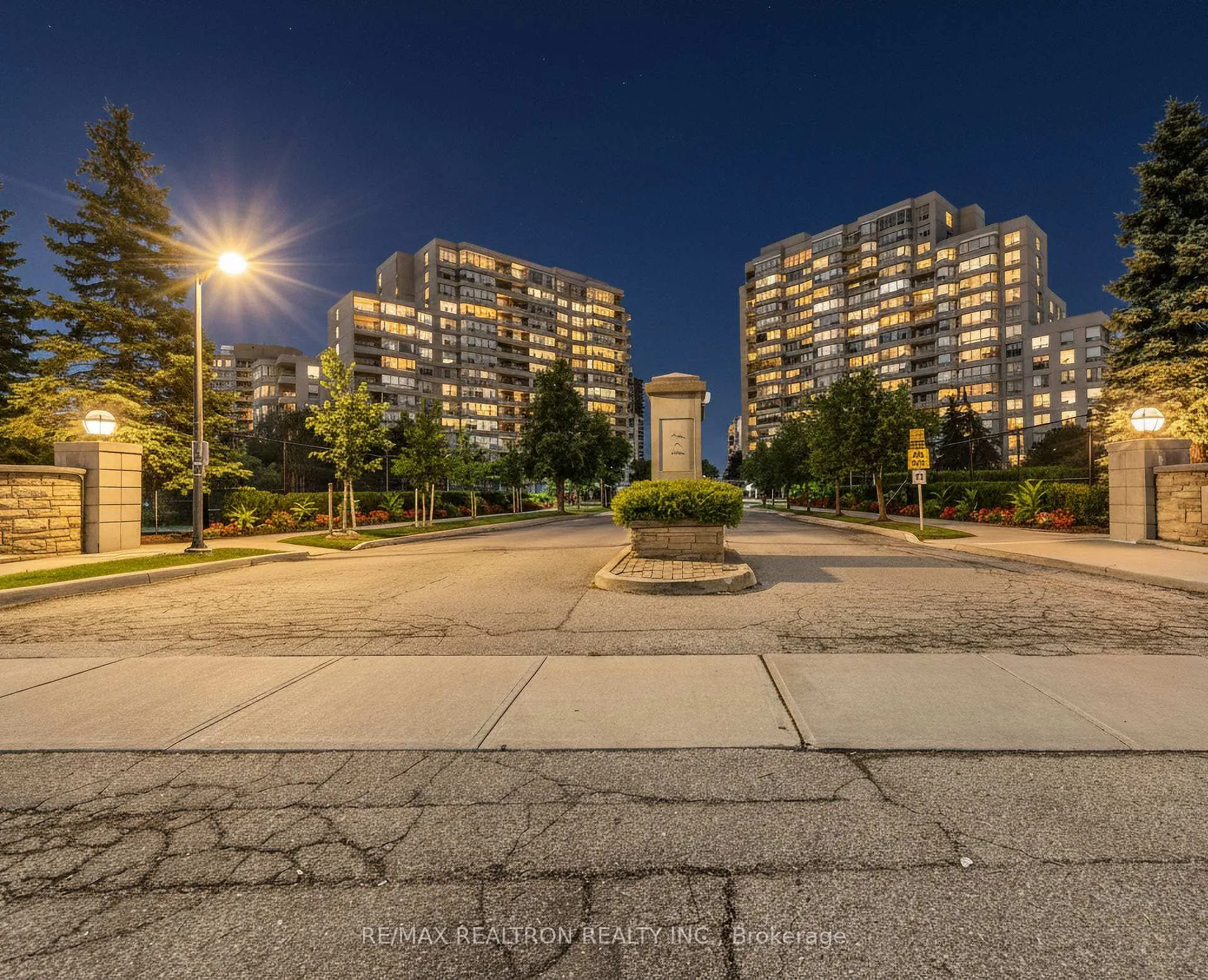 Photo 2 of Unit 210, 11 Townsgate Drive, Vaughan, Crestwood-Springfarm-Yorkhill — HOMEH