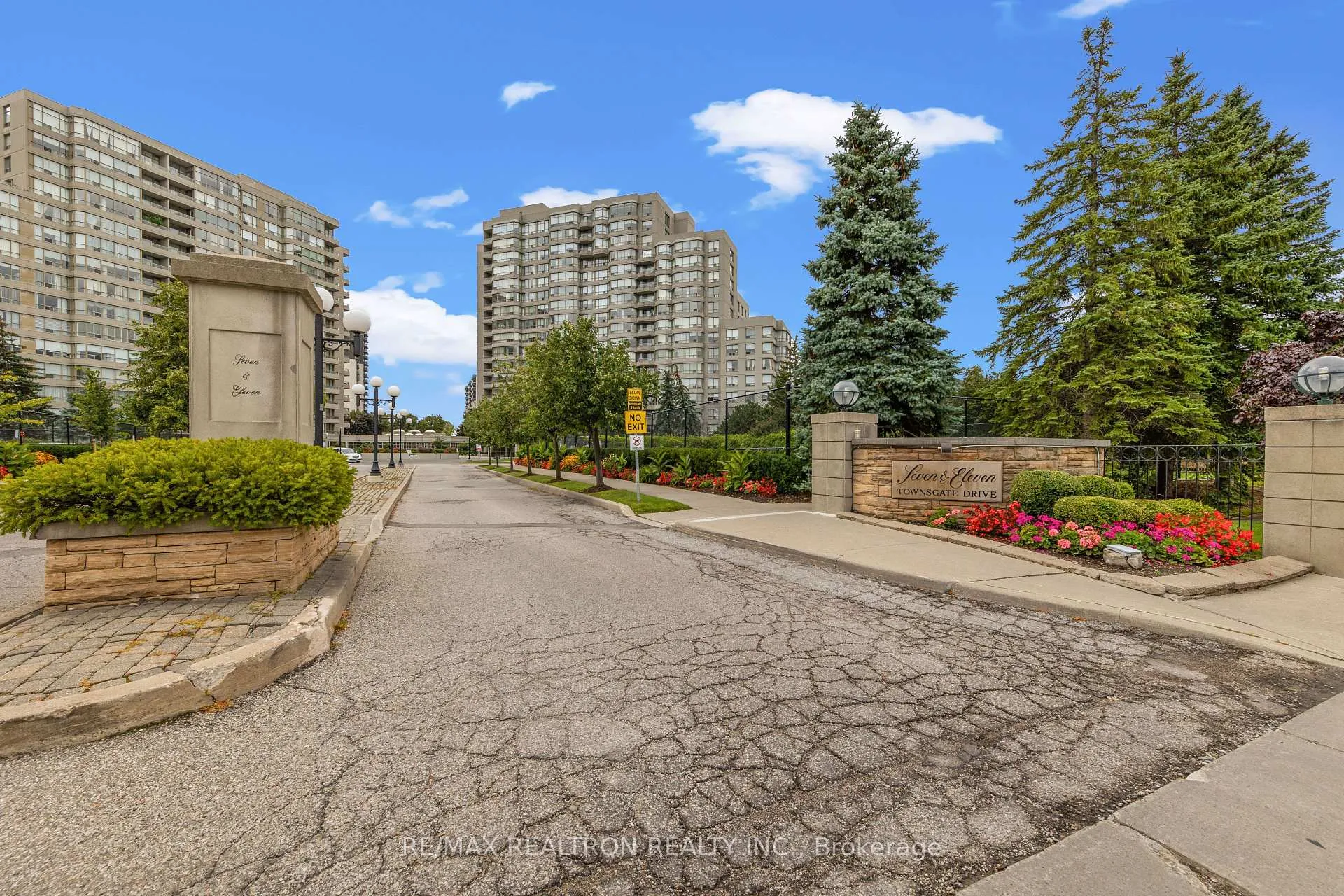 Photo 6 of Unit 210, 11 Townsgate Drive, Vaughan, Crestwood-Springfarm-Yorkhill — HOMEH