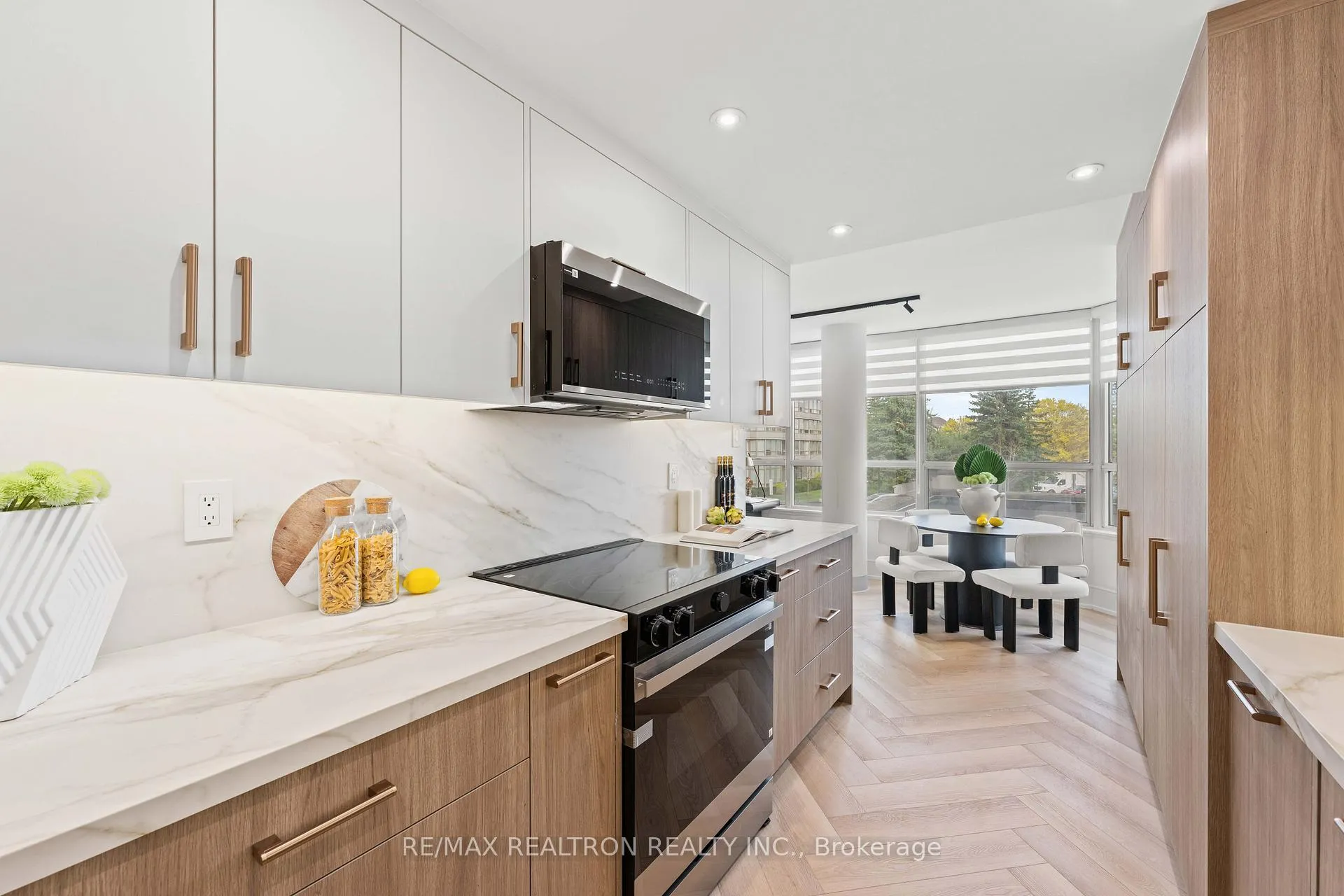 Photo 14 of Unit 210, 11 Townsgate Drive, Vaughan, Crestwood-Springfarm-Yorkhill — HOMEH