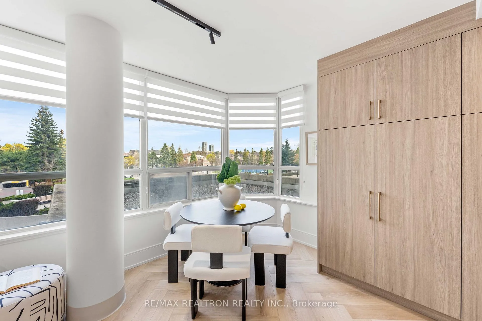 Photo 18 of Unit 210, 11 Townsgate Drive, Vaughan, Crestwood-Springfarm-Yorkhill — HOMEH