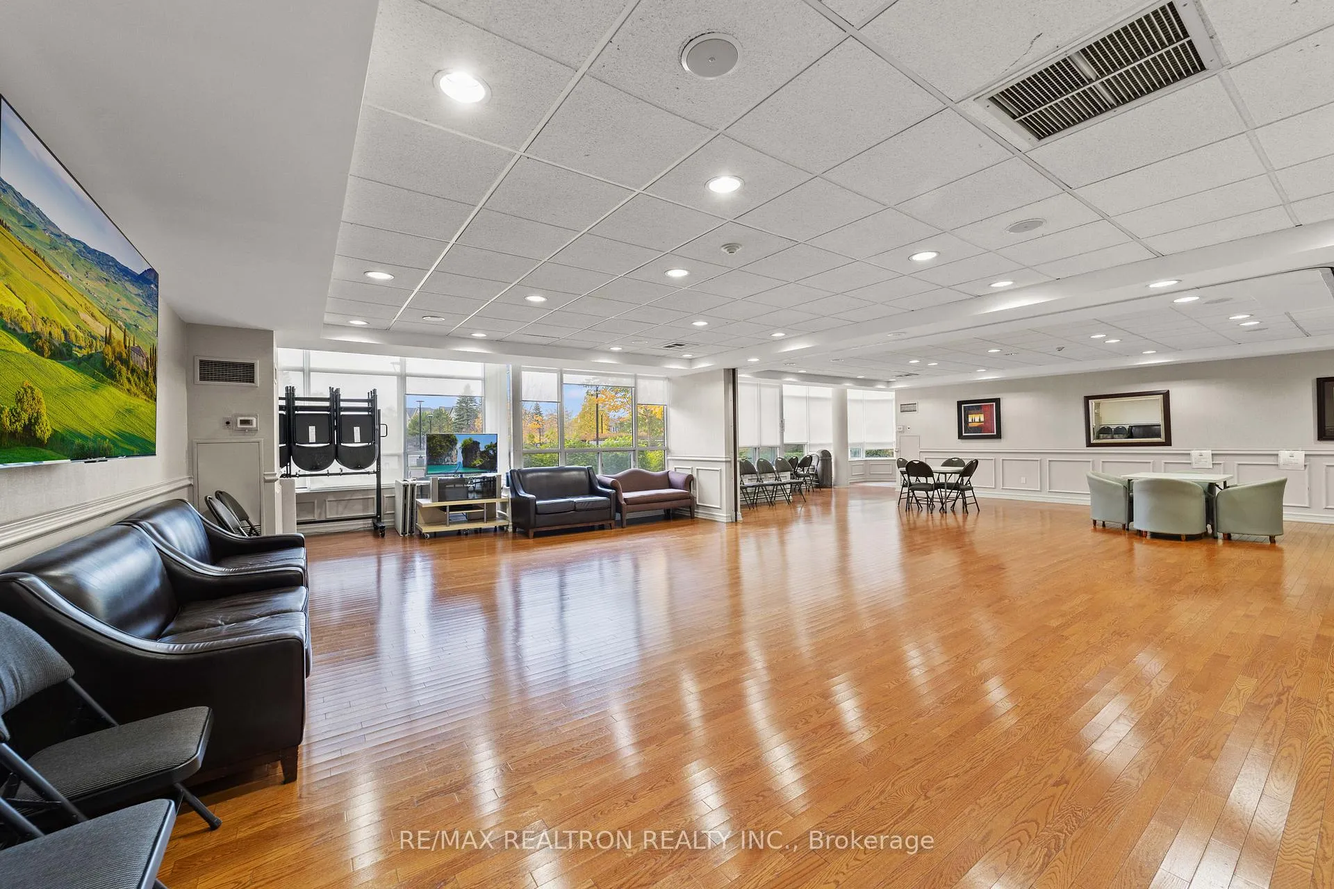 Photo 49 of Unit 210, 11 Townsgate Drive, Vaughan, Crestwood-Springfarm-Yorkhill — HOMEH