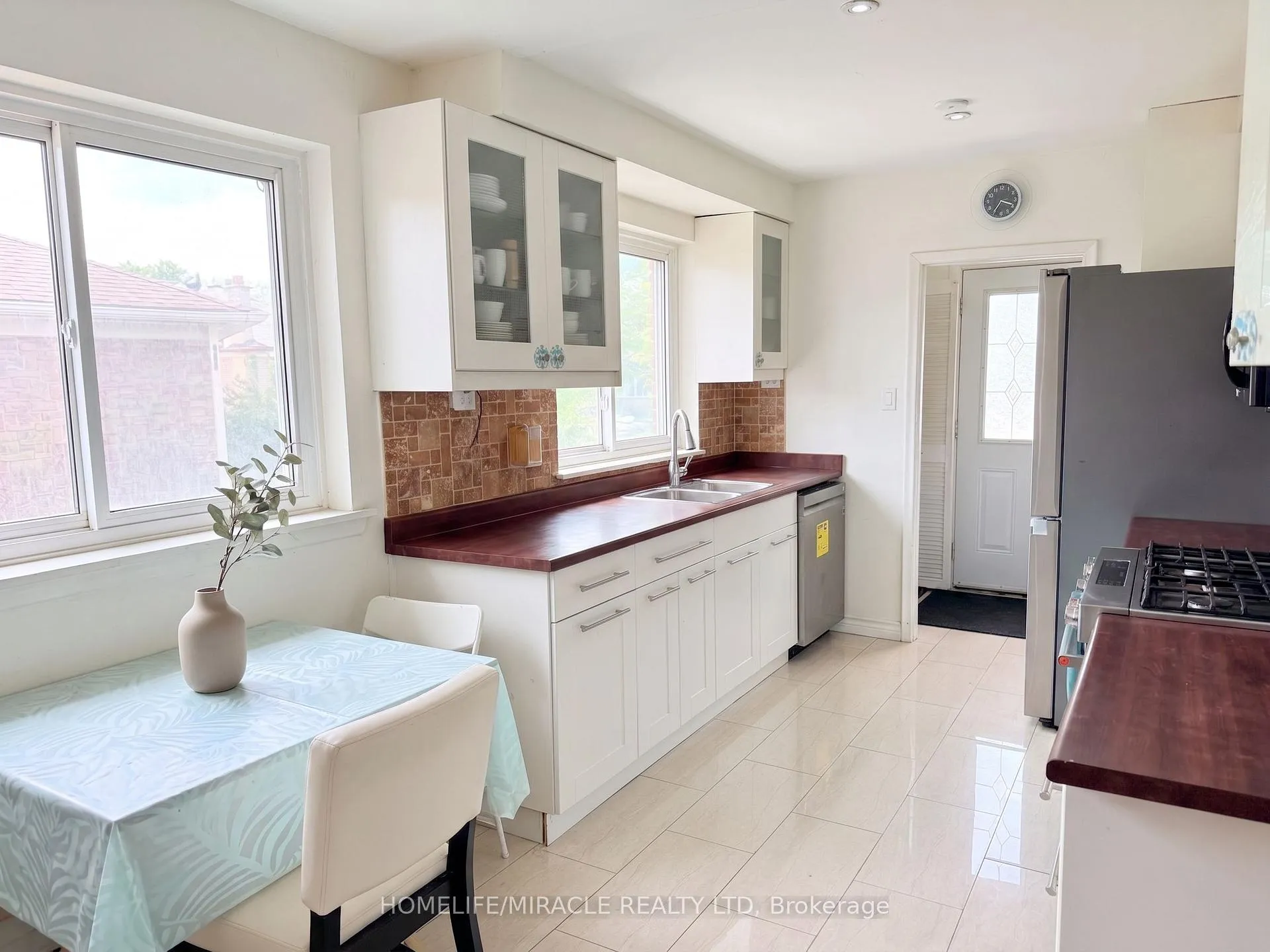 Photo 3 of 5 Melpham Court, Etobicoke, West Humber-Clairville — HOMEH