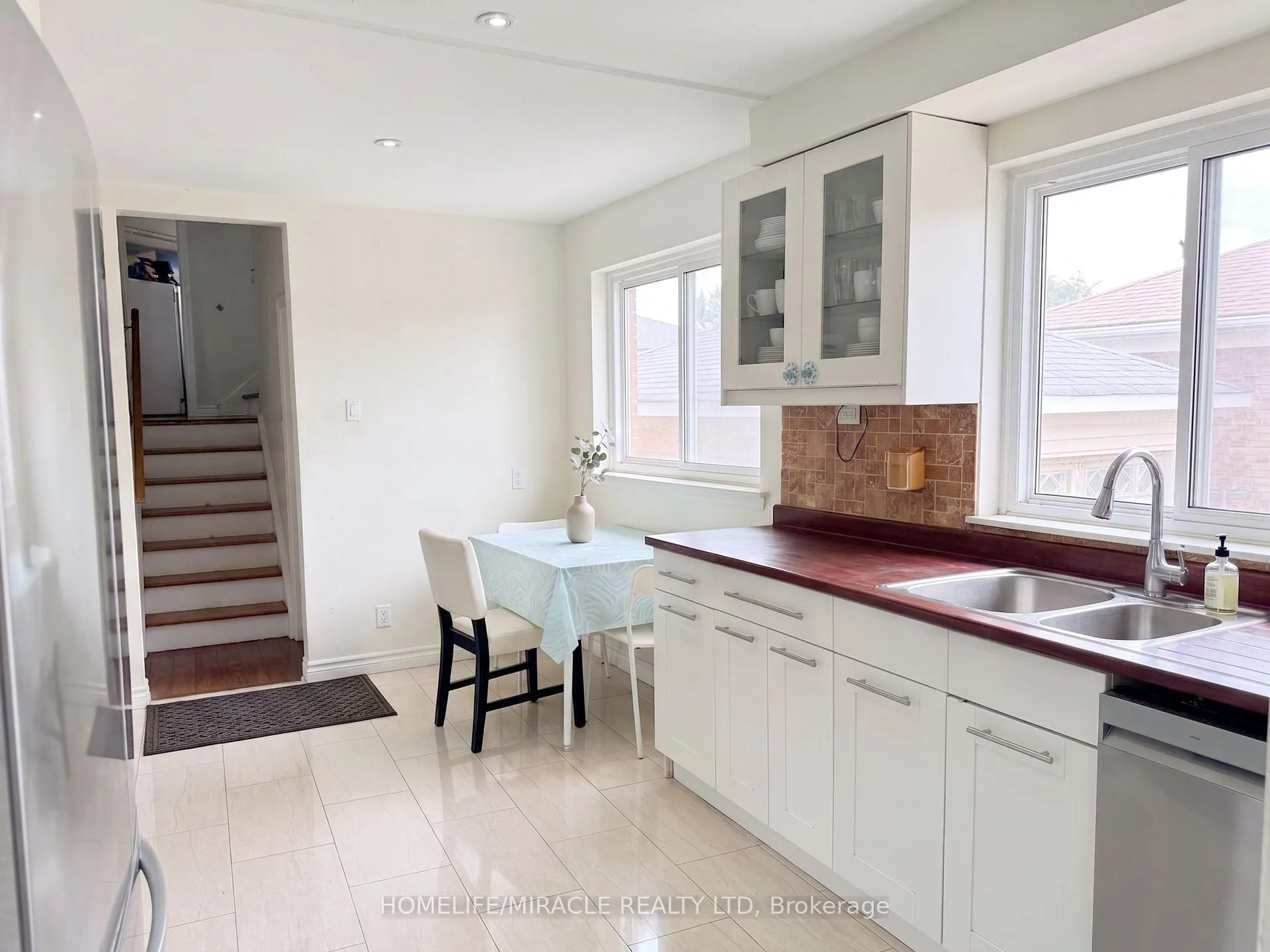 Photo 4 of 5 Melpham Court, Etobicoke, West Humber-Clairville — HOMEH
