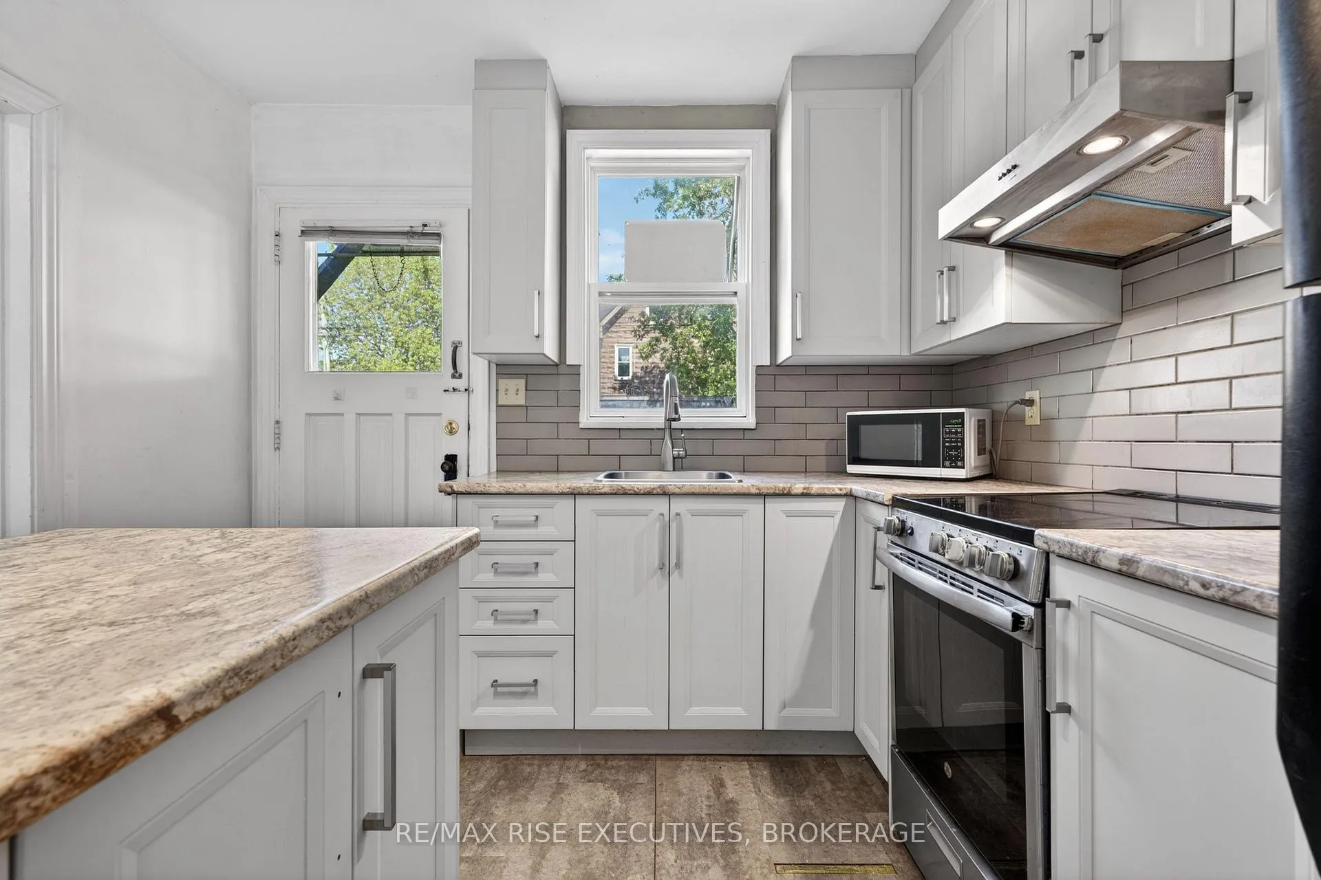 Photo 11 of 363 Alfred Street, Kingston, East of Sir John A. Blvd — HOMEH