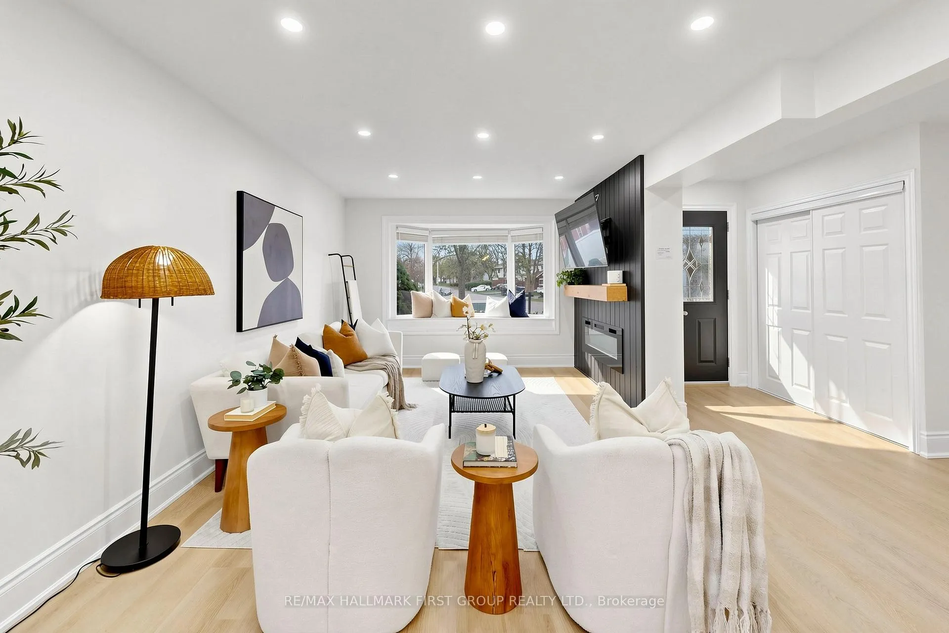 Photo 2 of 16 Mcfarlane Court, Whitby, Lynde Creek — HOMEH