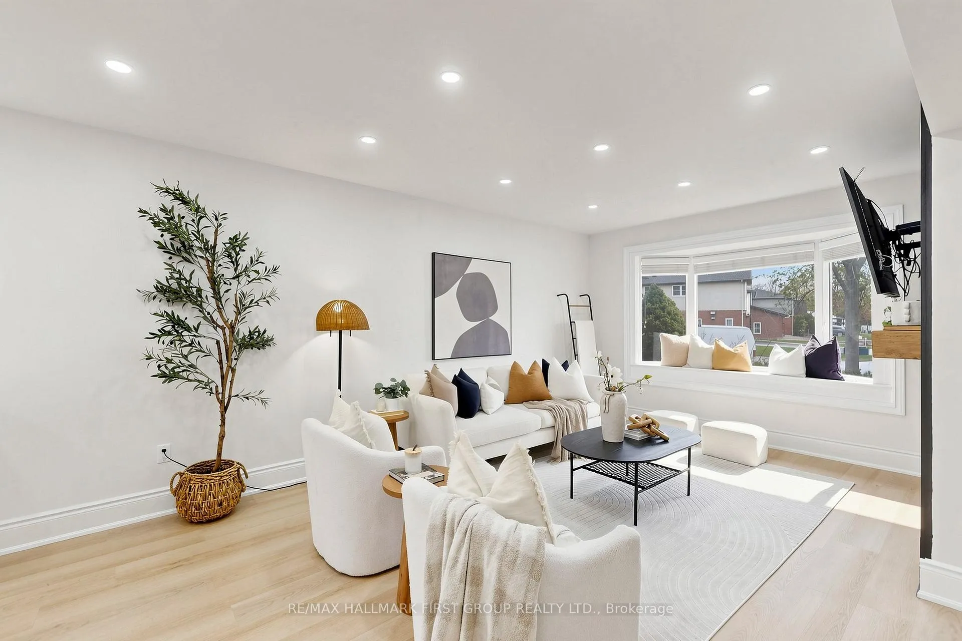Photo 3 of 16 Mcfarlane Court, Whitby, Lynde Creek — HOMEH
